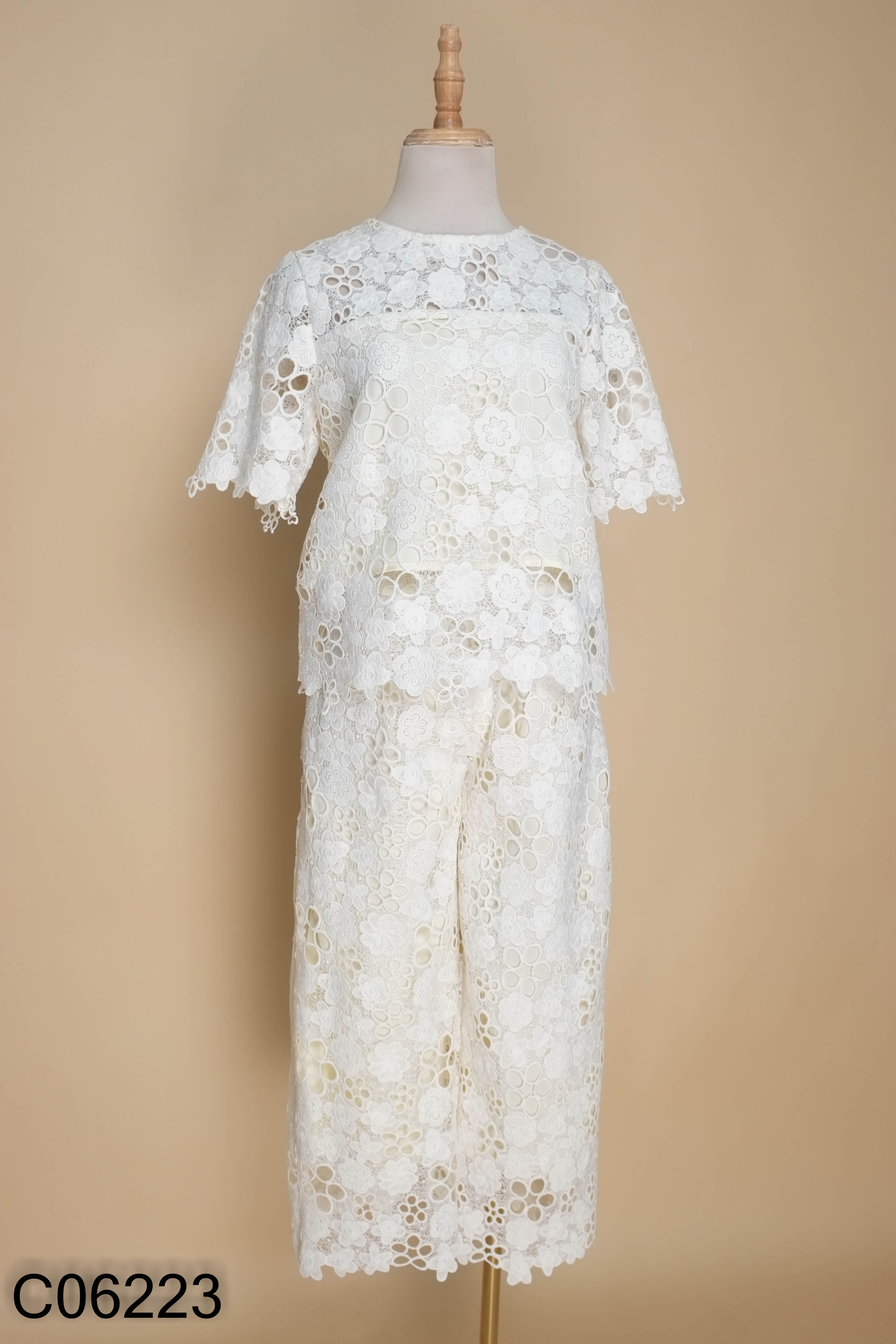 Set Áo ren H'ALLURE trắng kem + quần dài