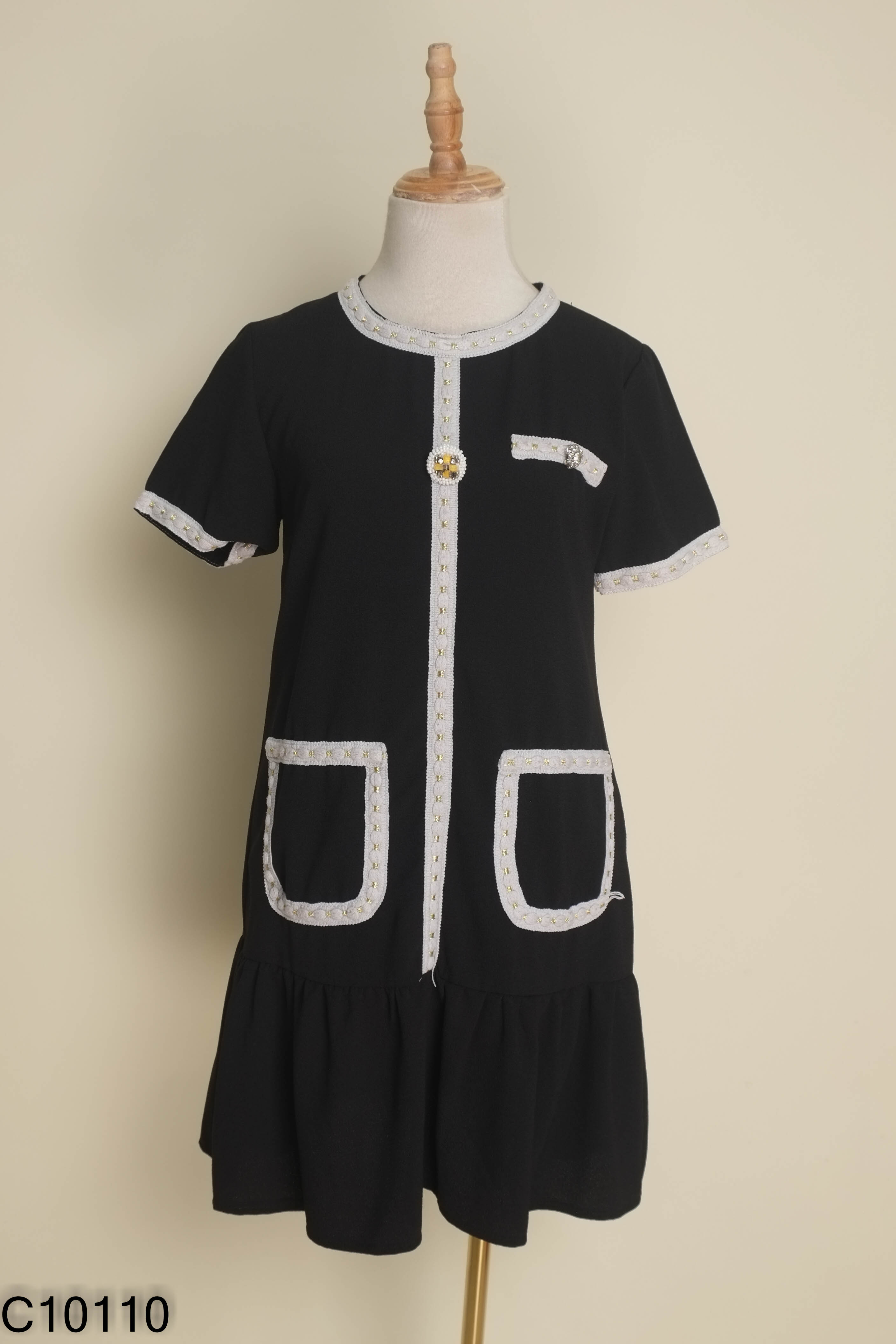 Váy đen viền trắng
