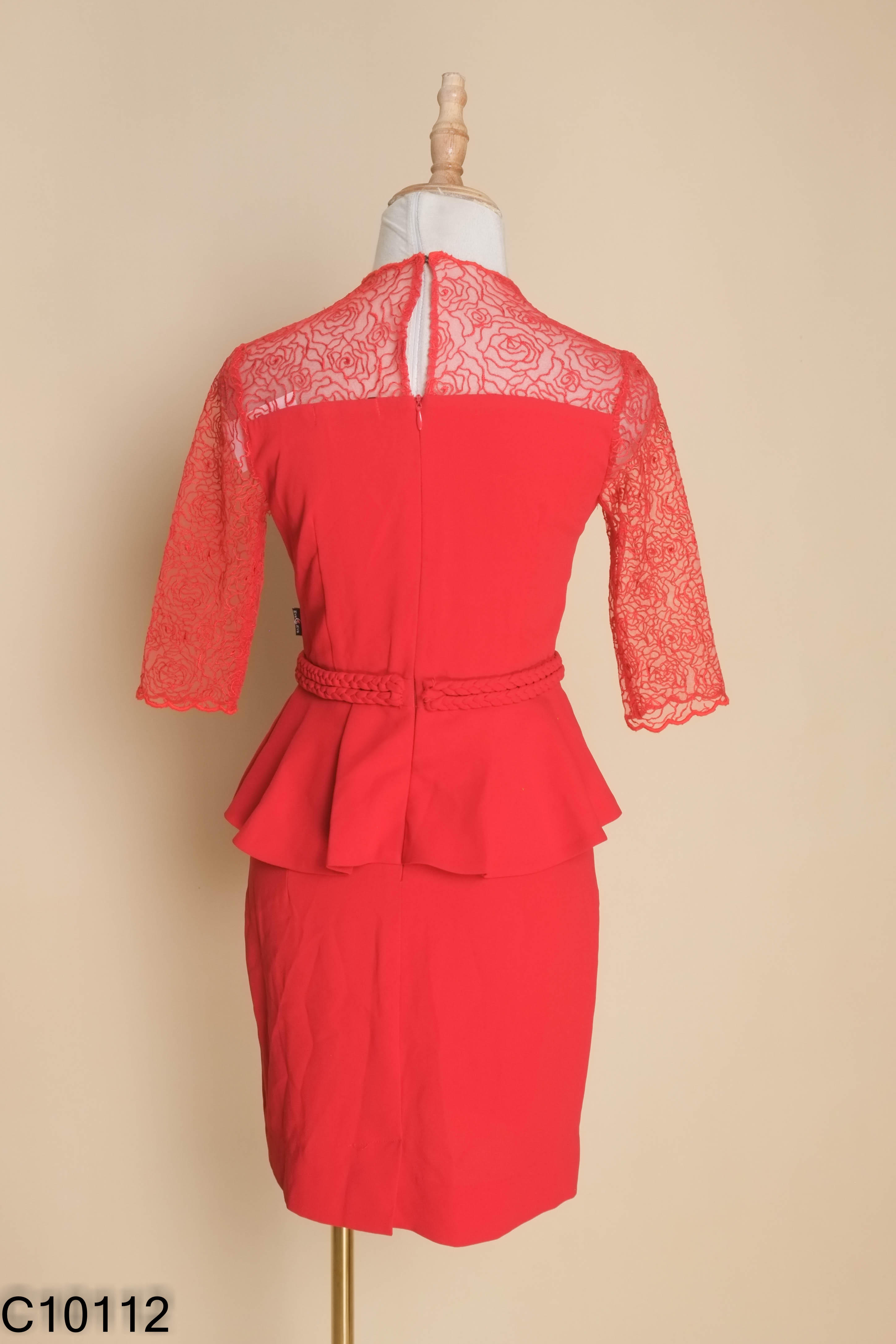 Váy đỏ EVA cổ ren