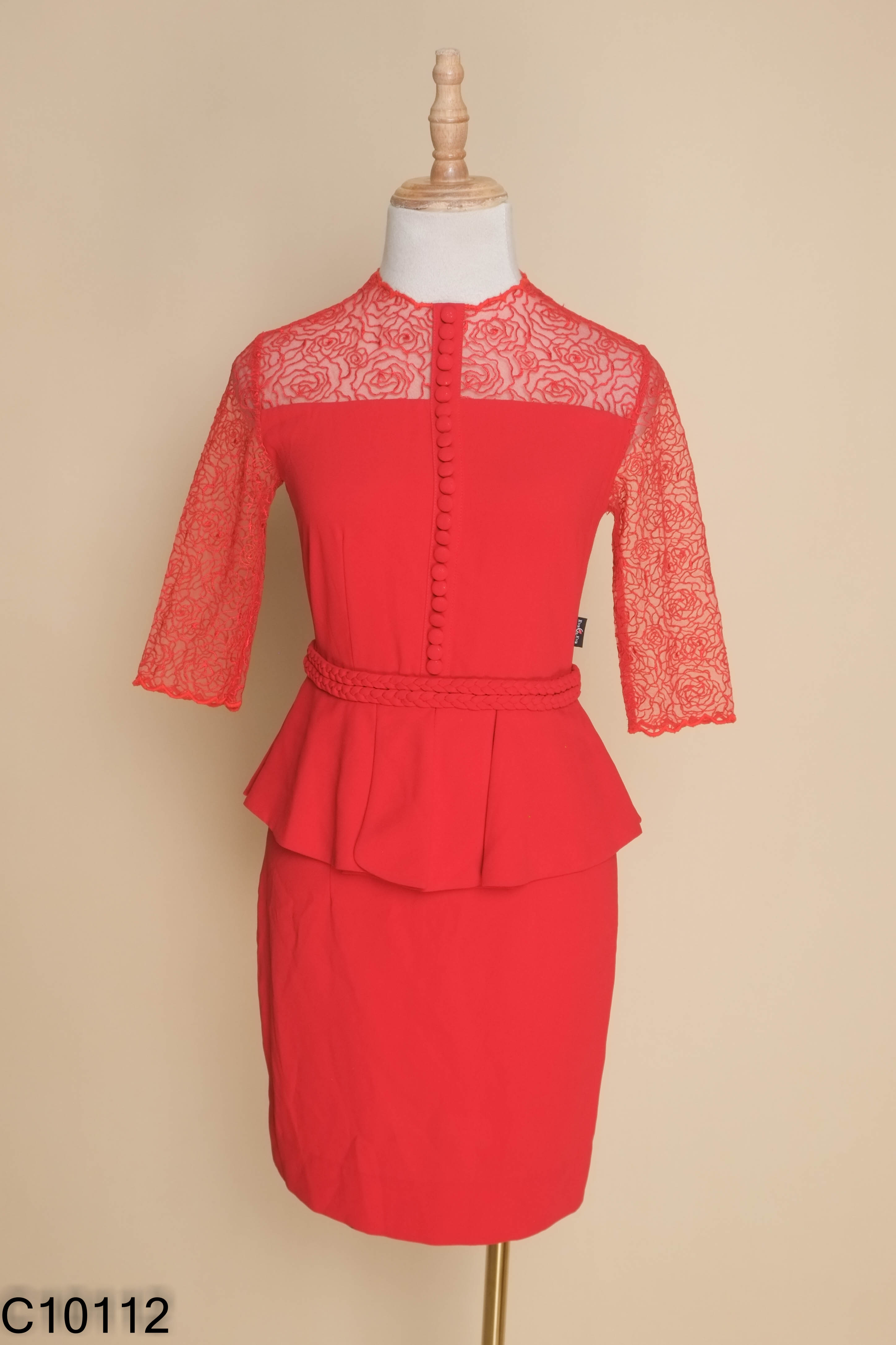Váy đỏ EVA cổ ren