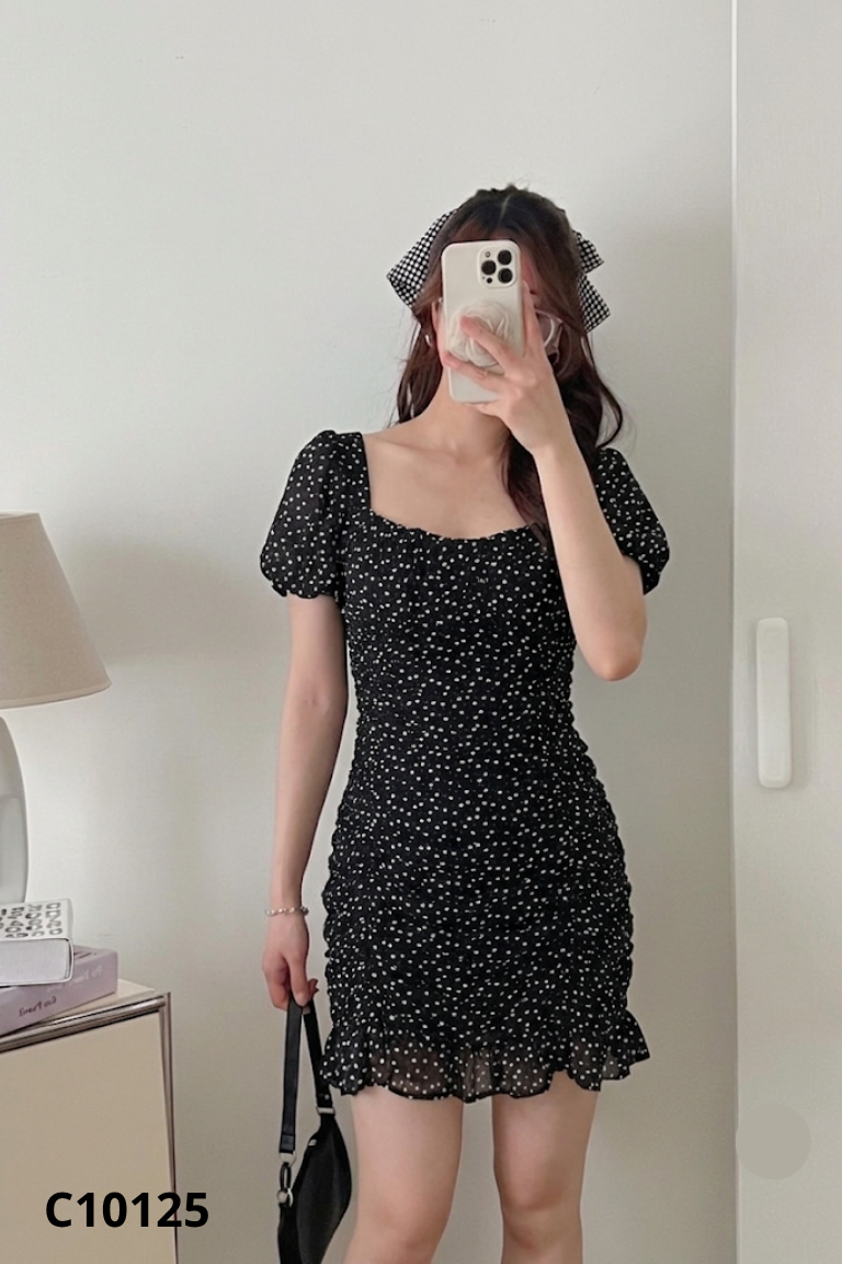 Váy đen họa tiết tim trắng