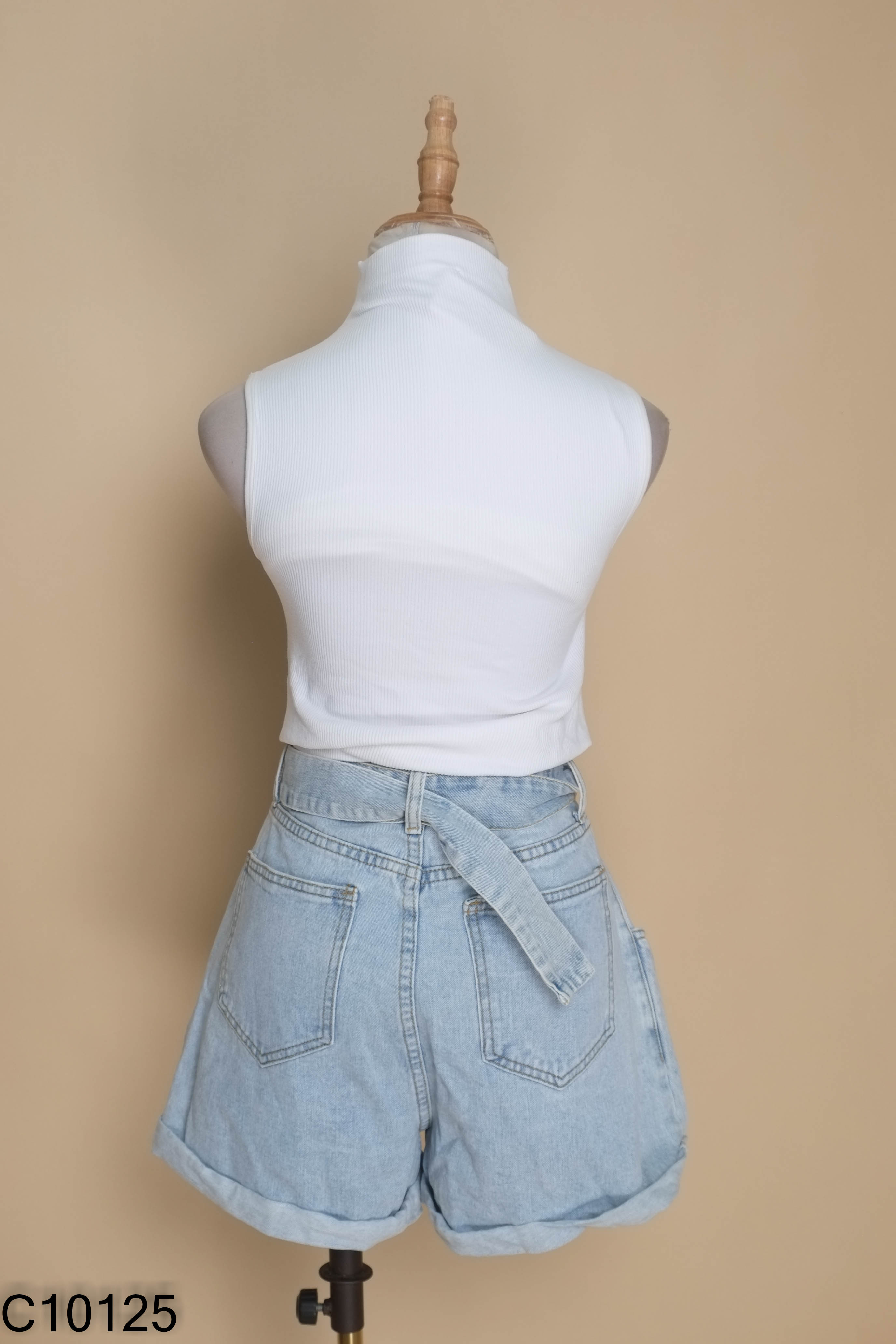 Set áo trắng + quần shorts jeans xanh