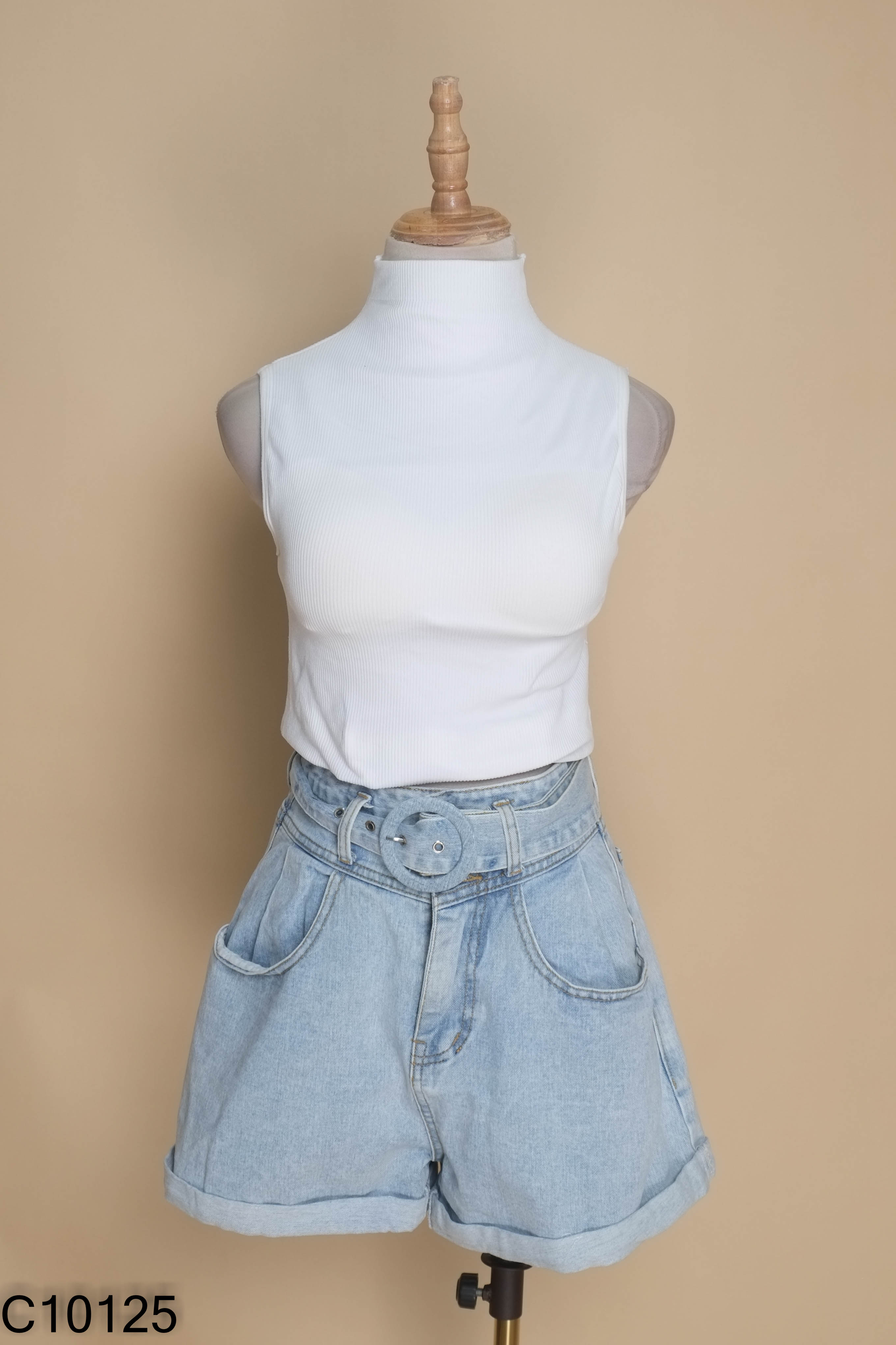 Set áo trắng + quần shorts jeans xanh