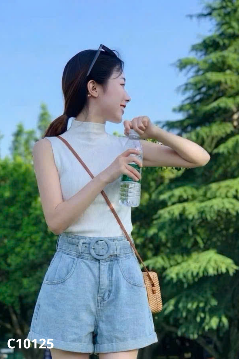 Set áo trắng + quần shorts jeans xanh