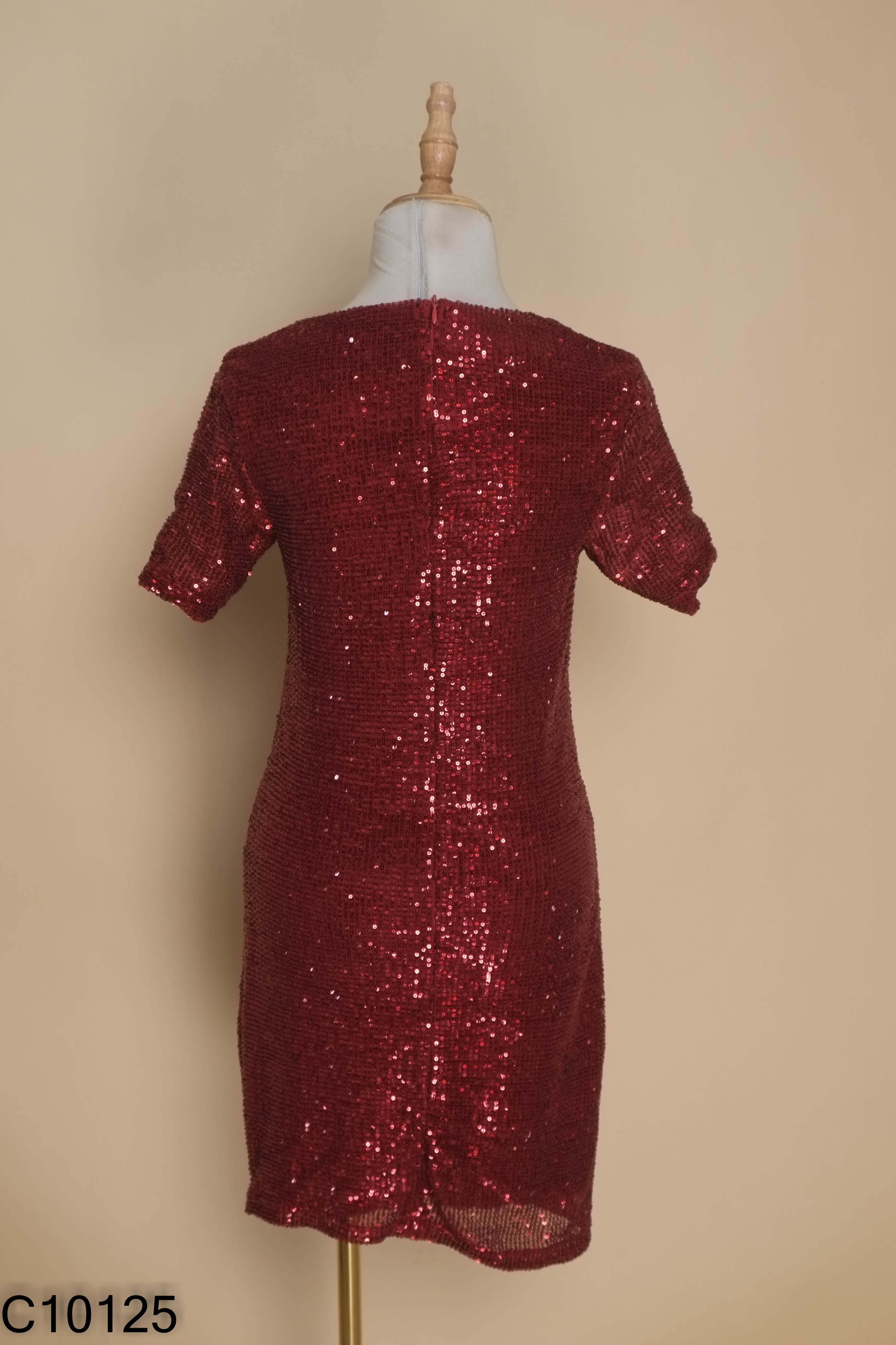 Váy body đỏ đính cườm