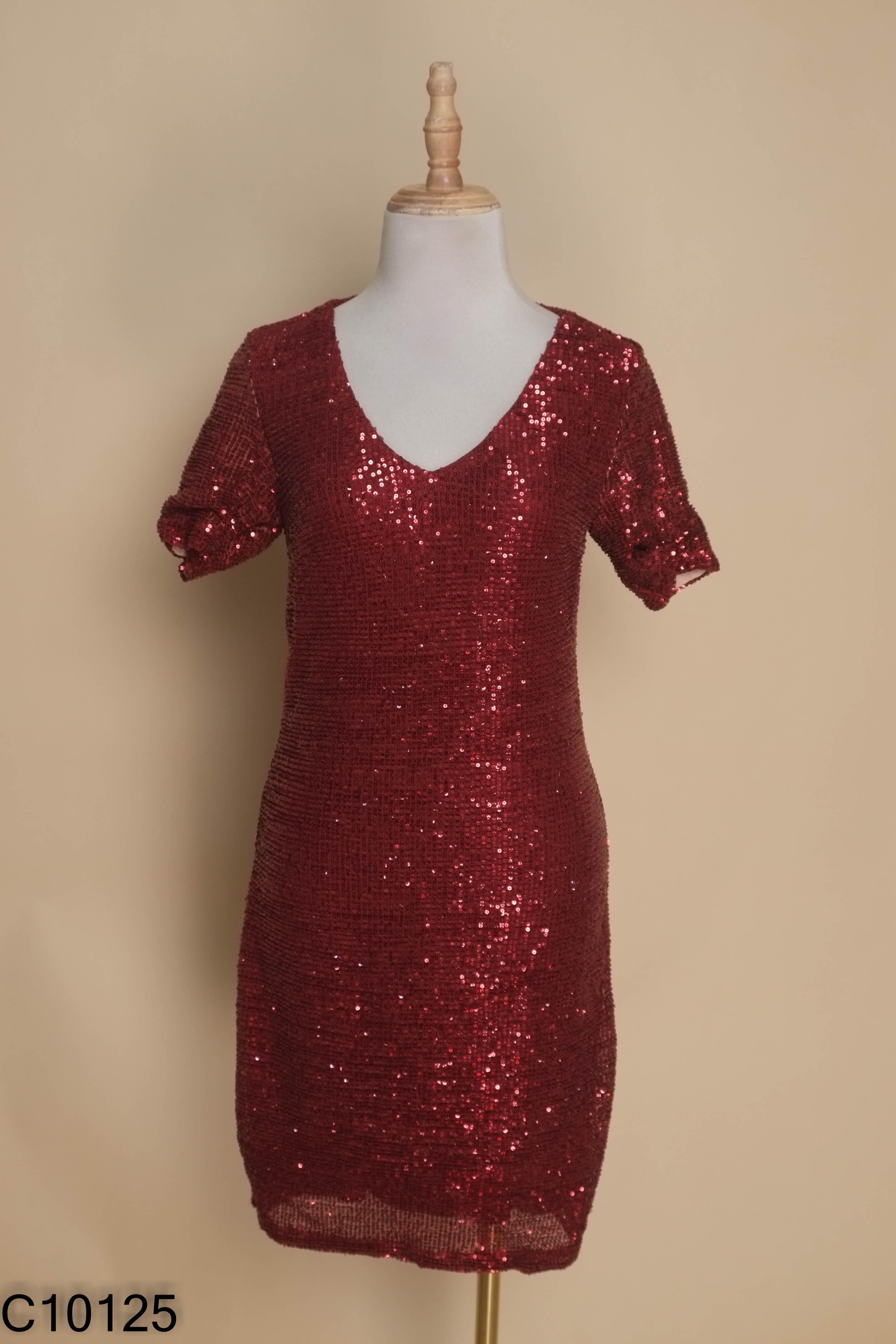 Váy body đỏ đính cườm