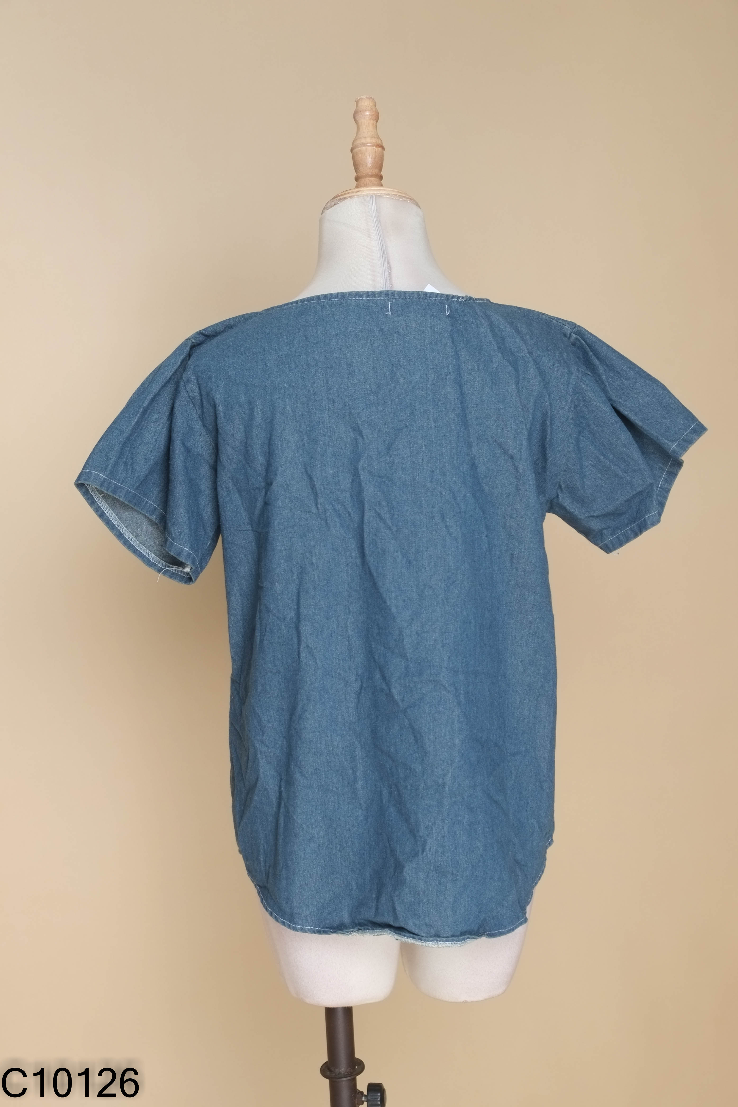 Áo jeans xanh cài khuy