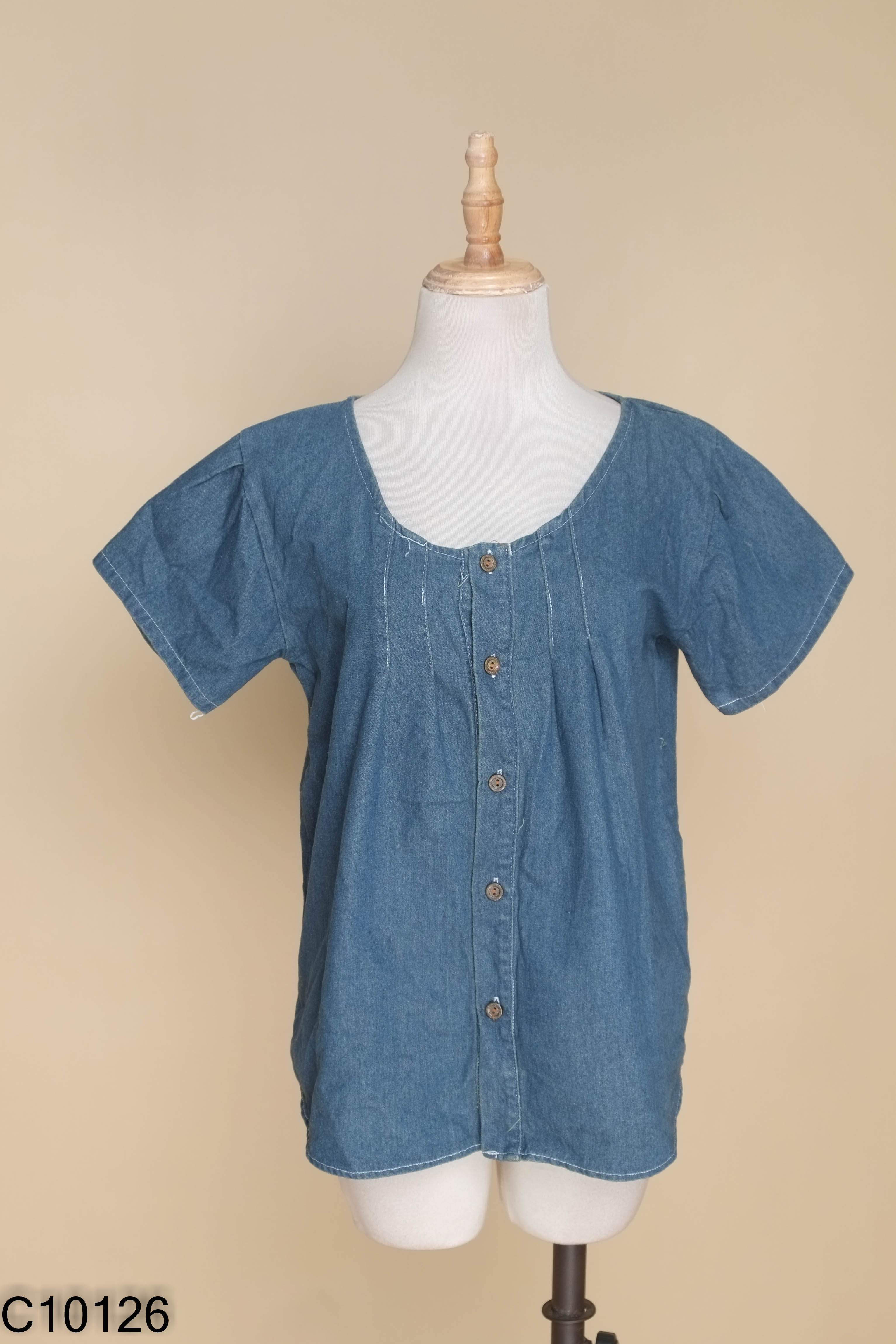 Áo jeans xanh cài khuy