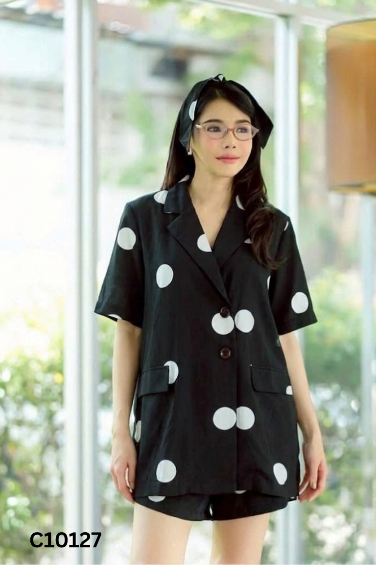 Áo blazers đen chấm bi trắng