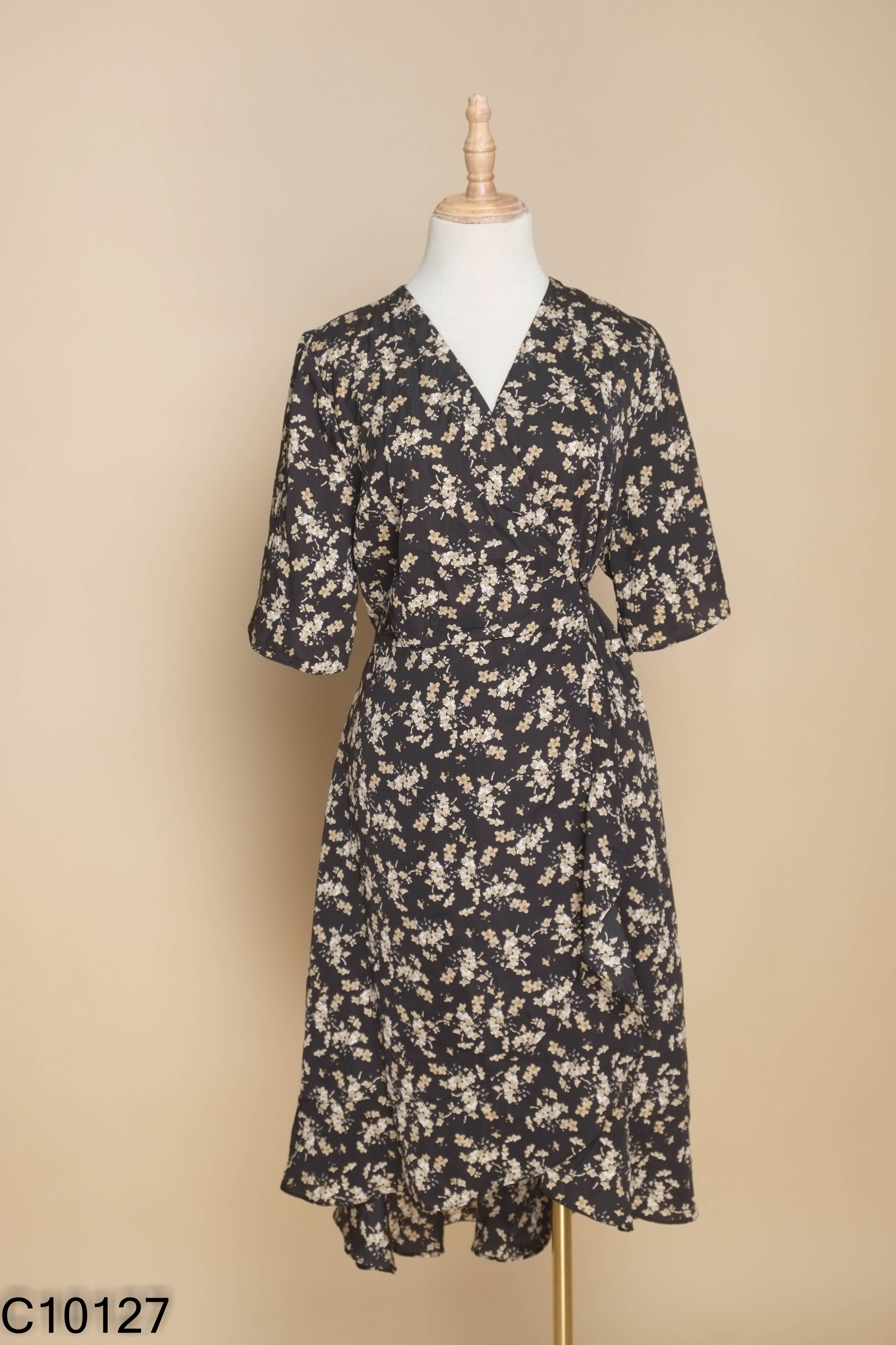 Váy đen họa tiết hoa