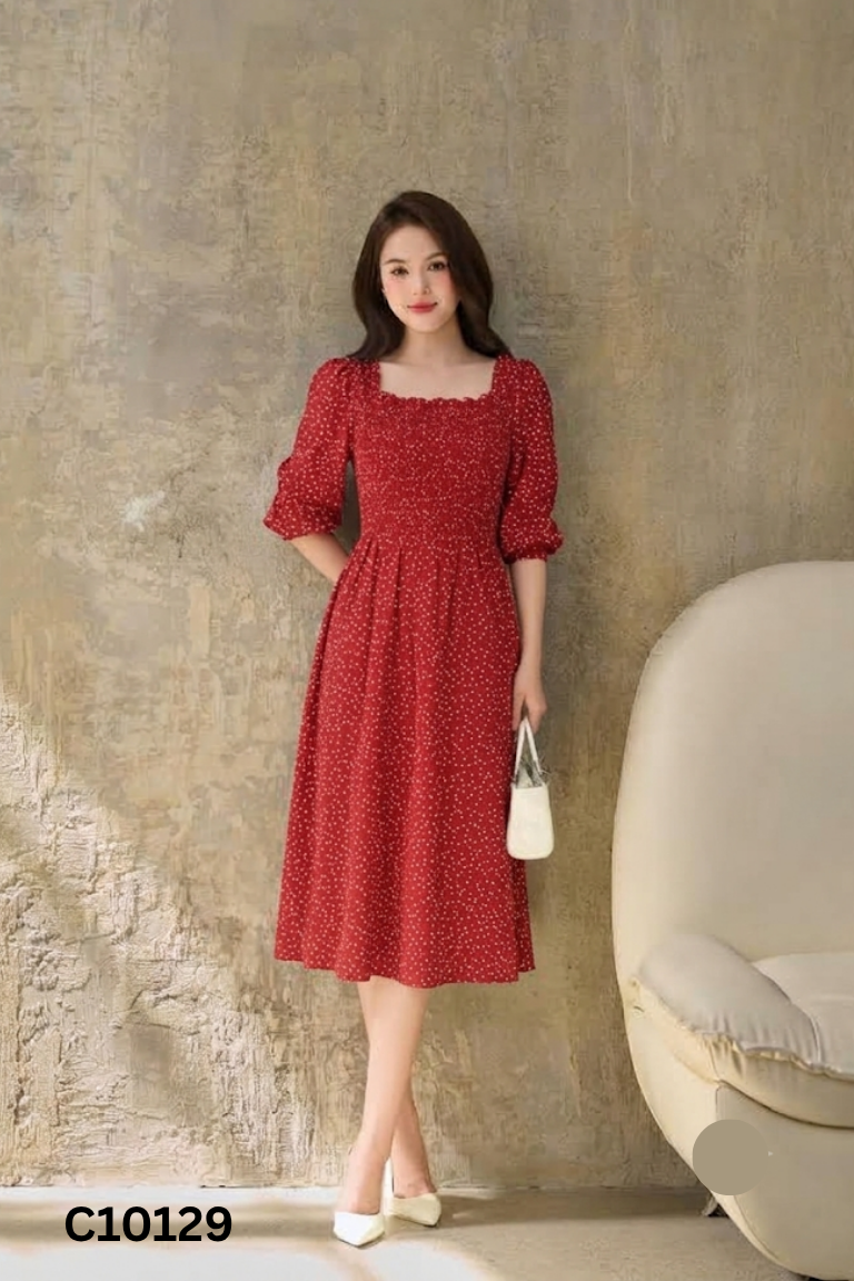 Váy đỏ chấm bi trắng