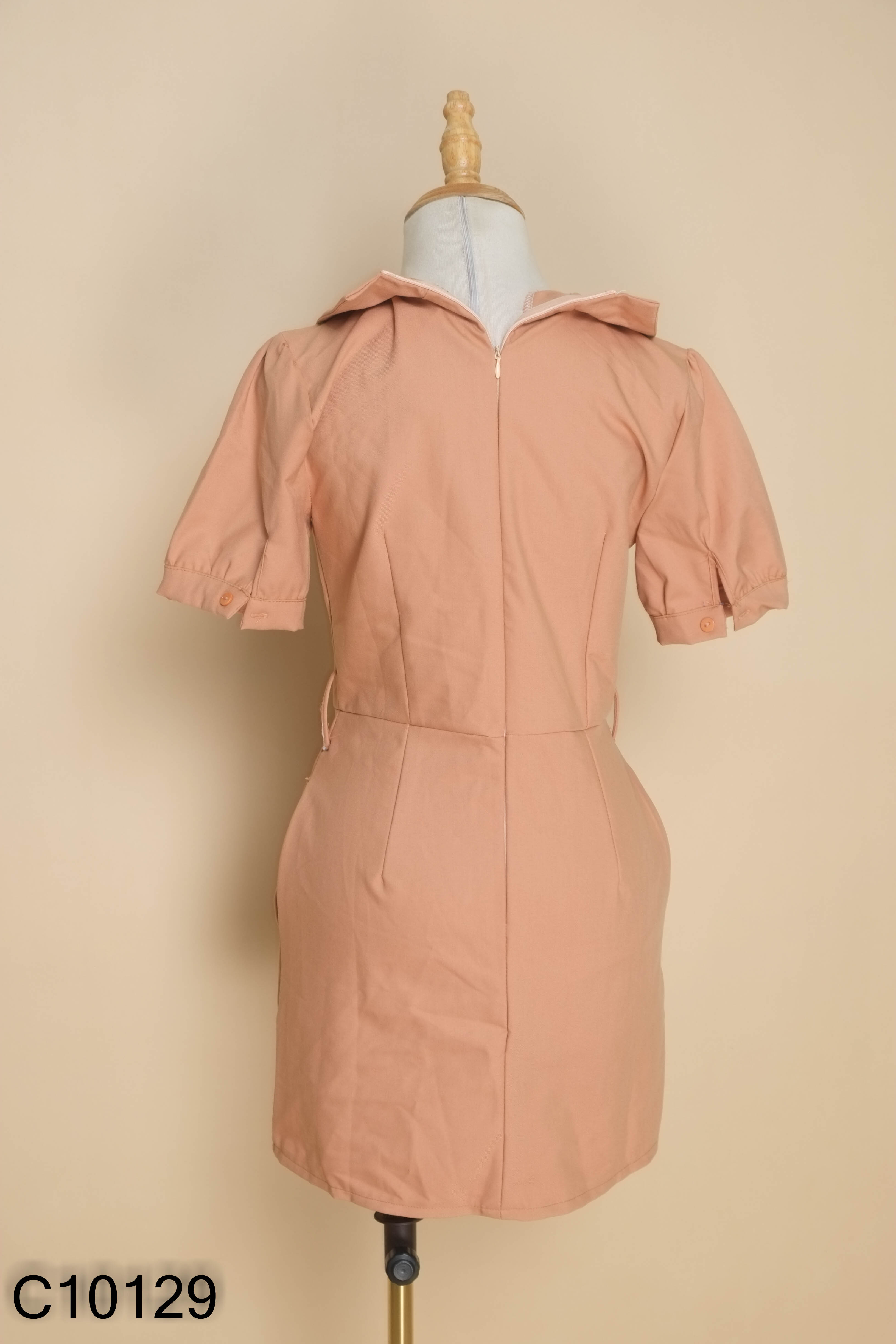 Váy nâu cổ vest