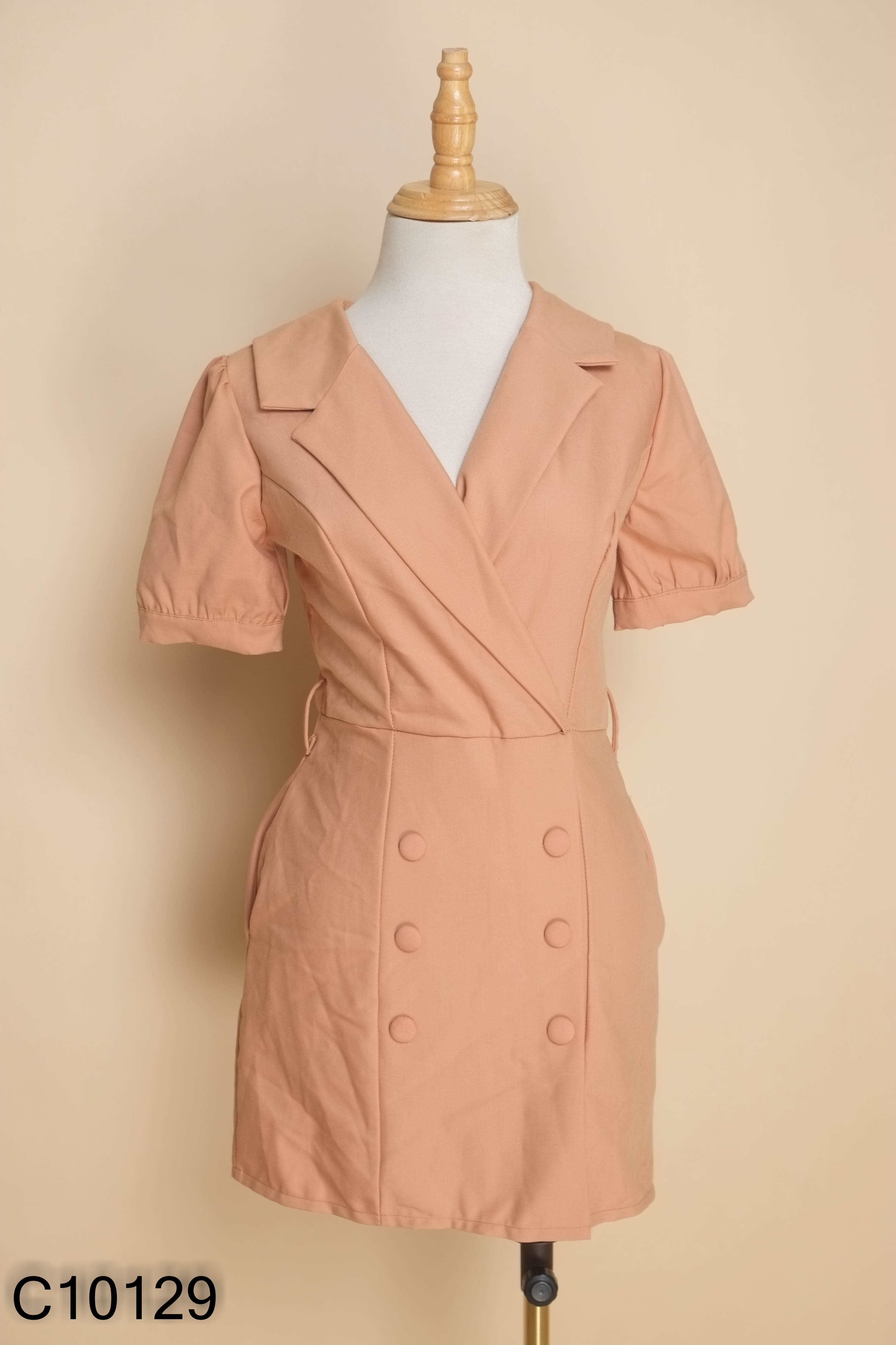 Váy nâu cổ vest