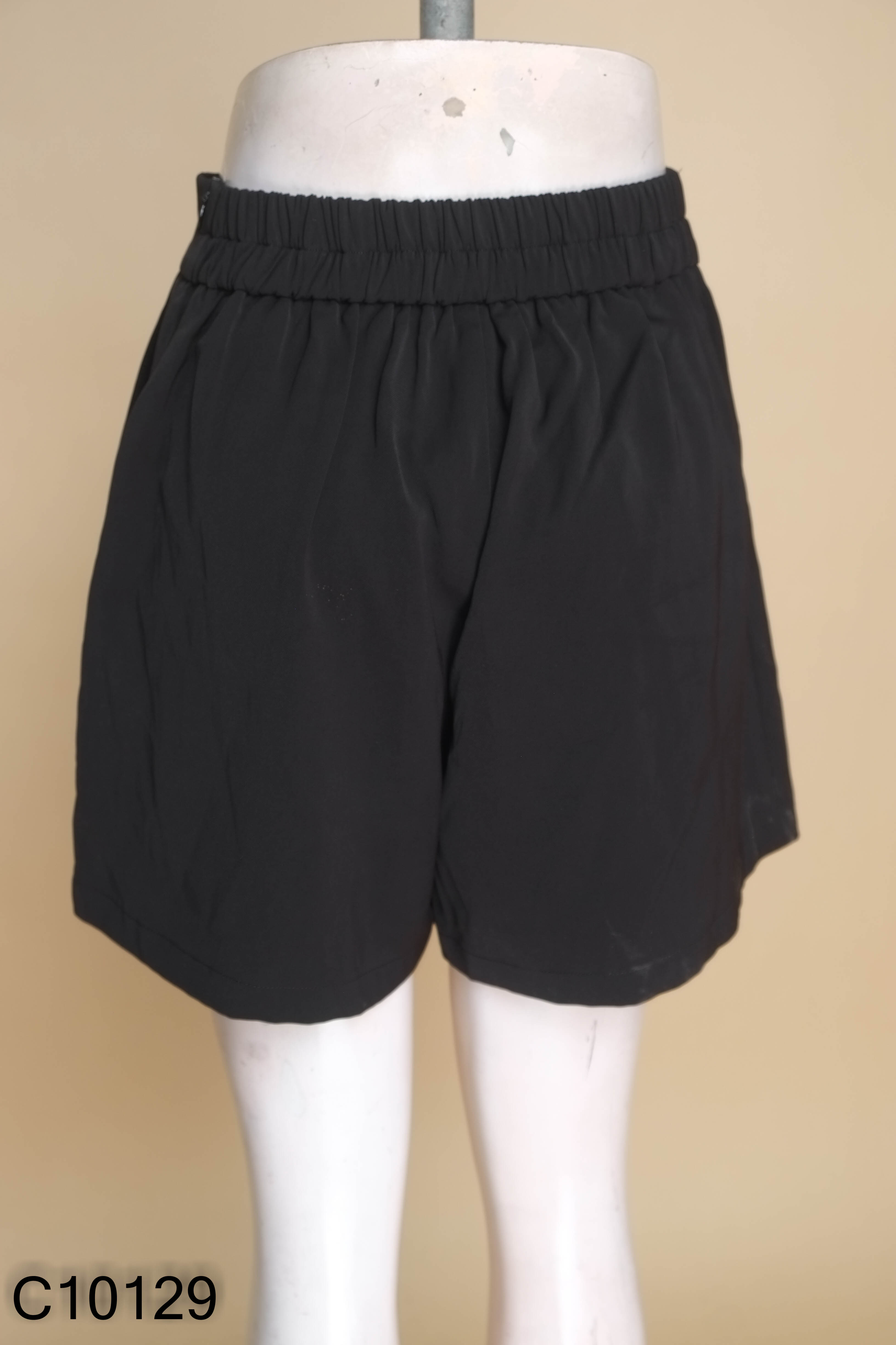 Quần shorts vải đen