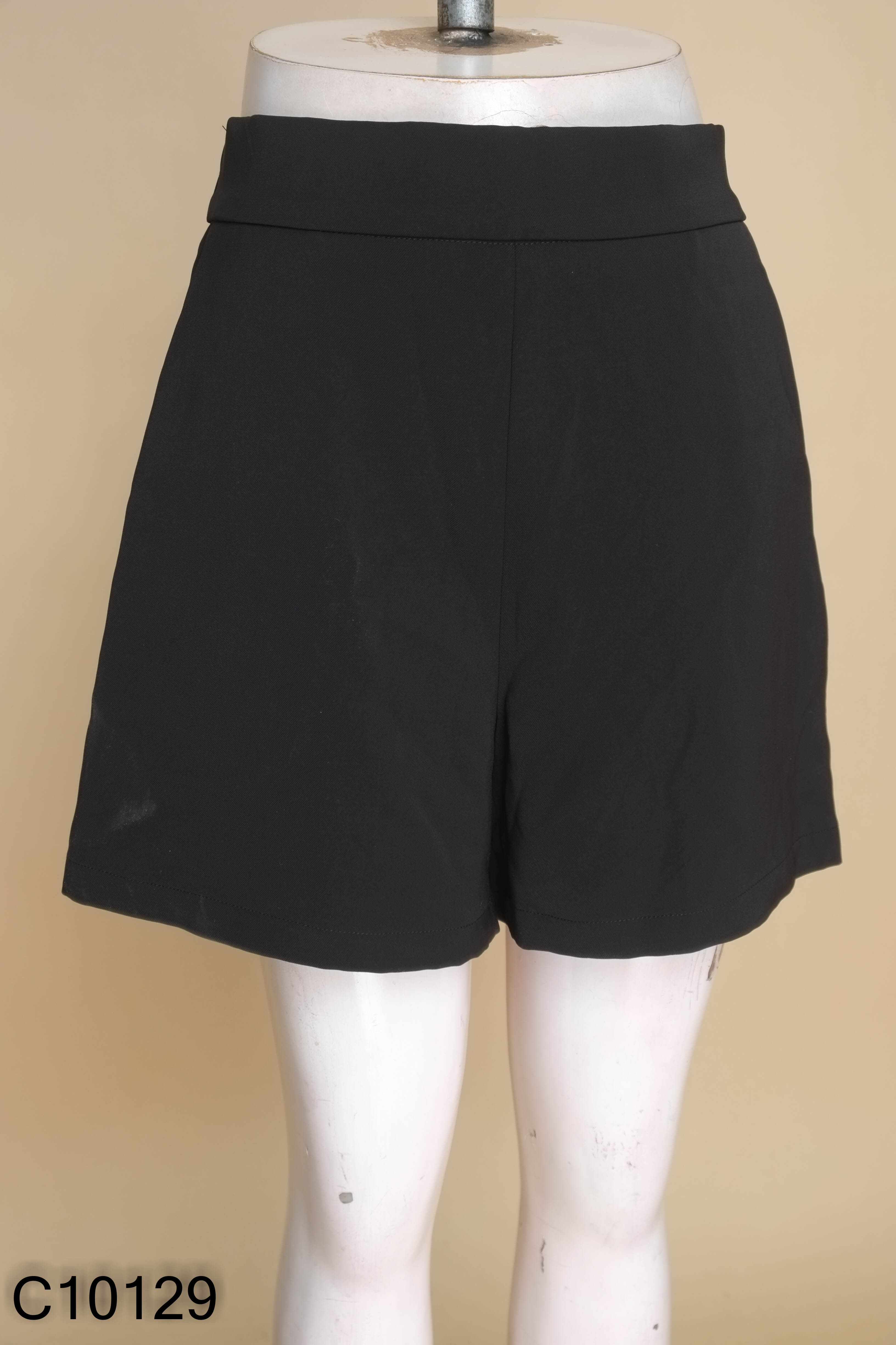 Quần shorts vải đen