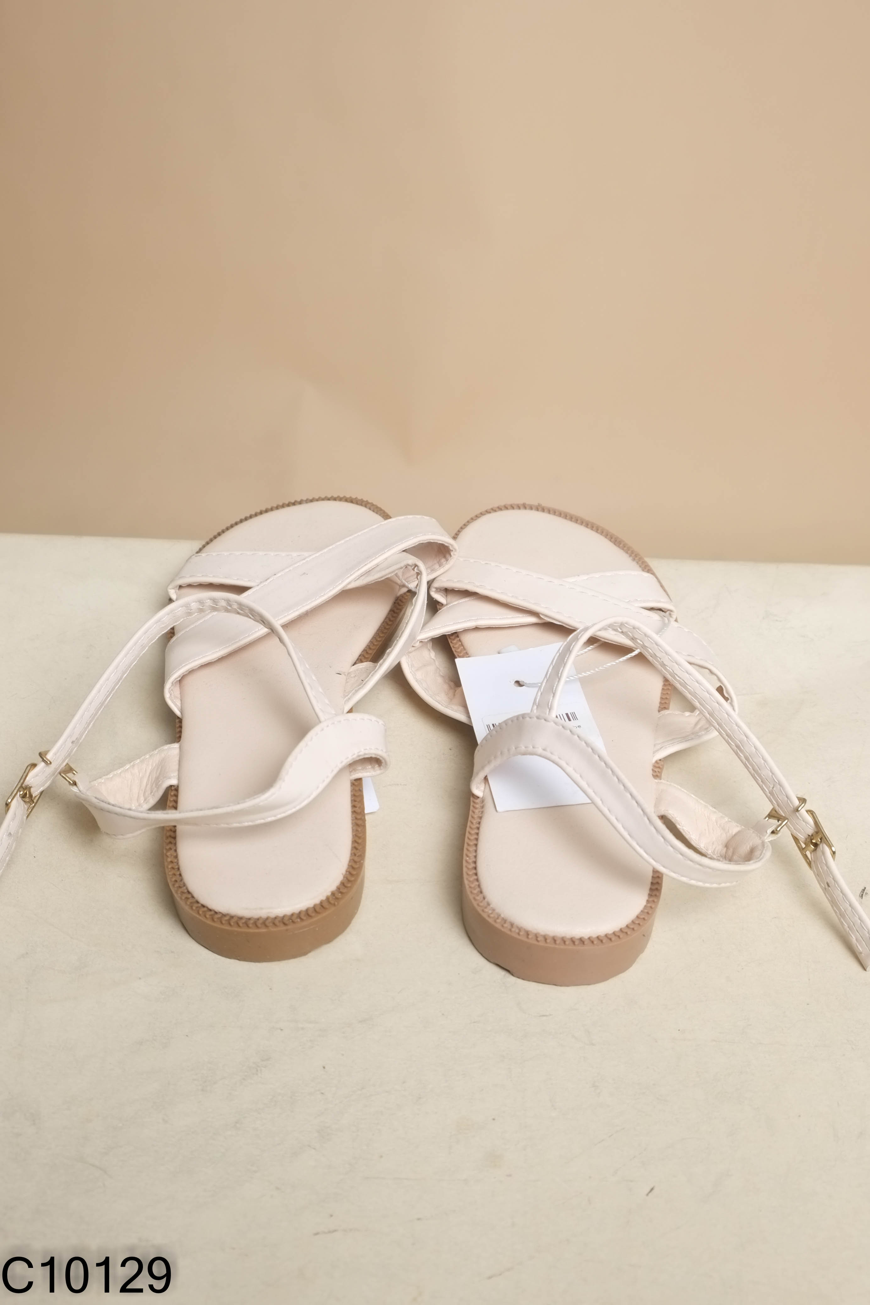 NEW Sandals quai be