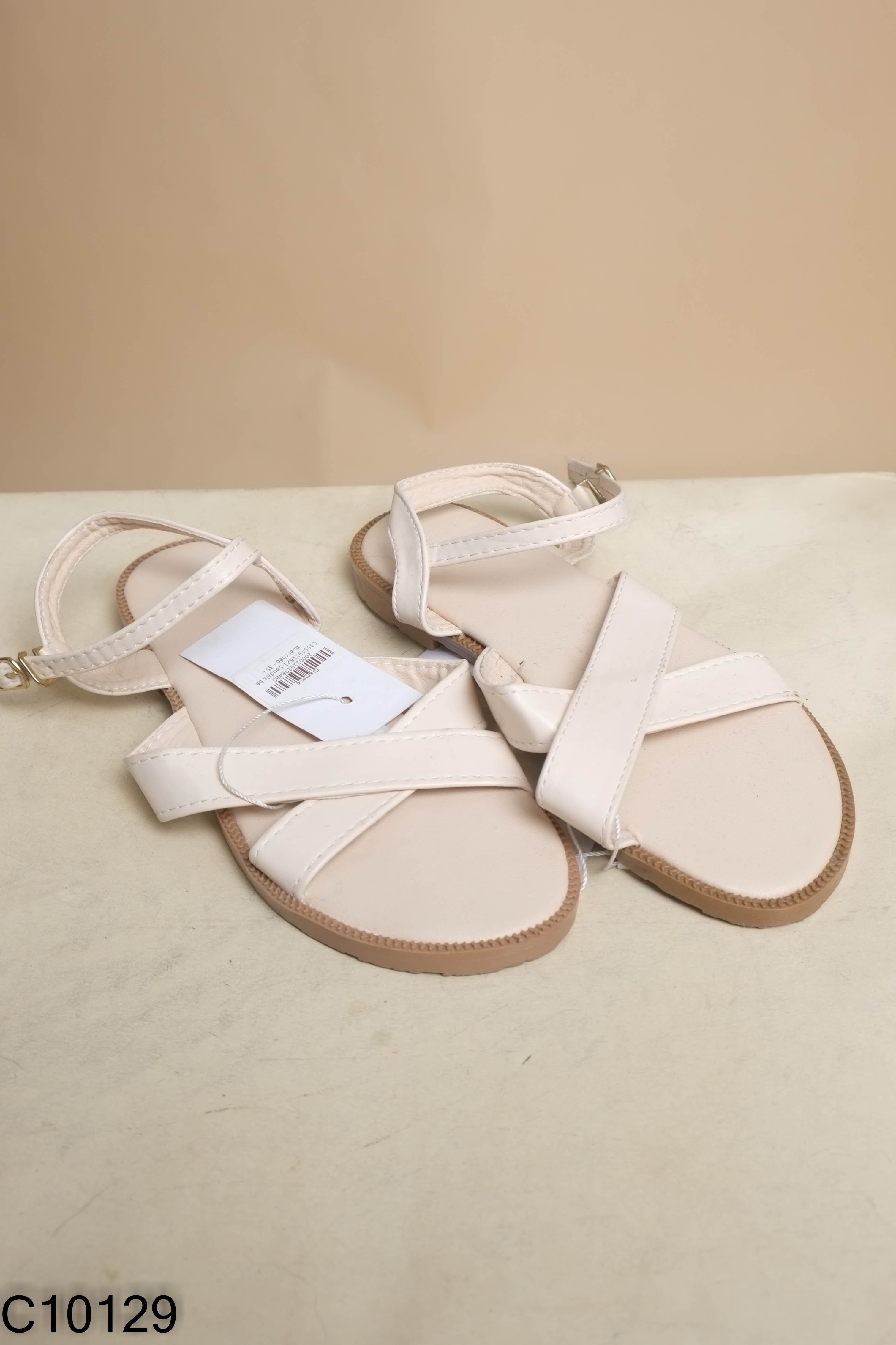 NEW Sandals quai be
