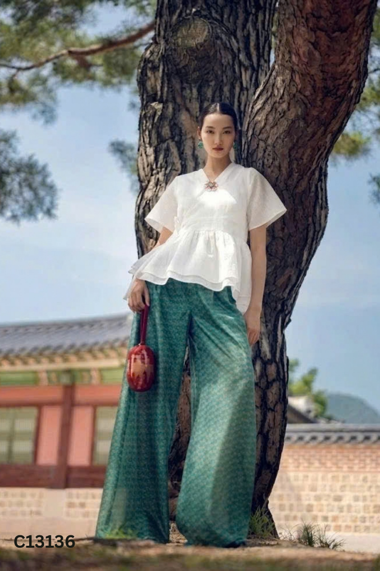 Áo trắng LALIN thêu hoa