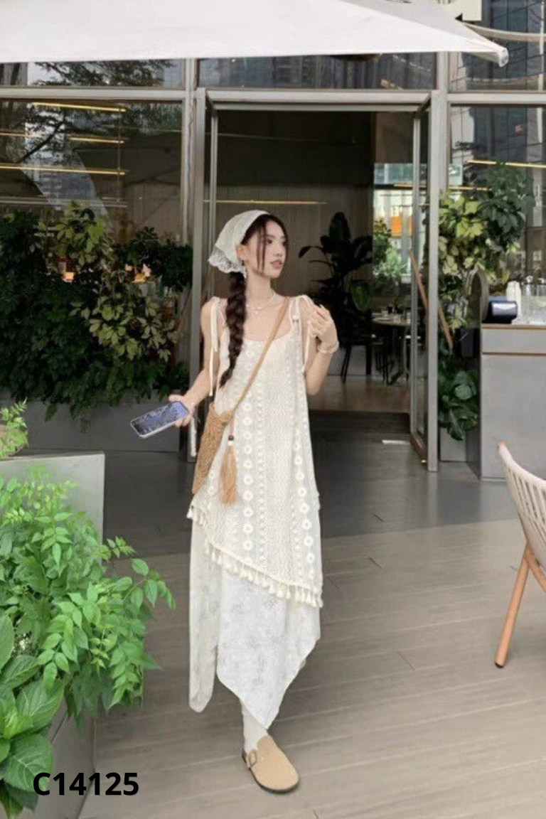 Váy hai dây be hoa phối ren