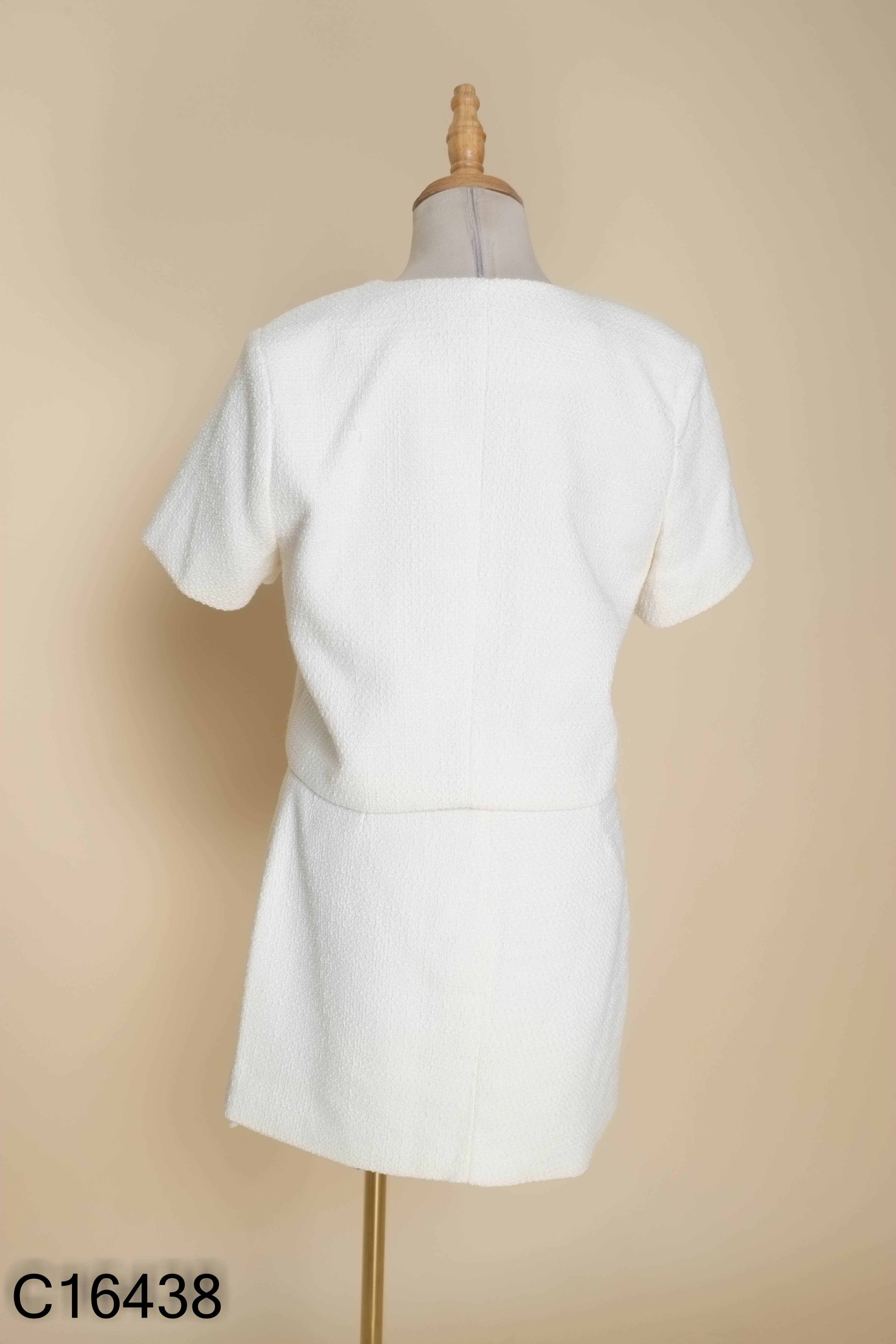 Set áo khoác + chân váy trắng