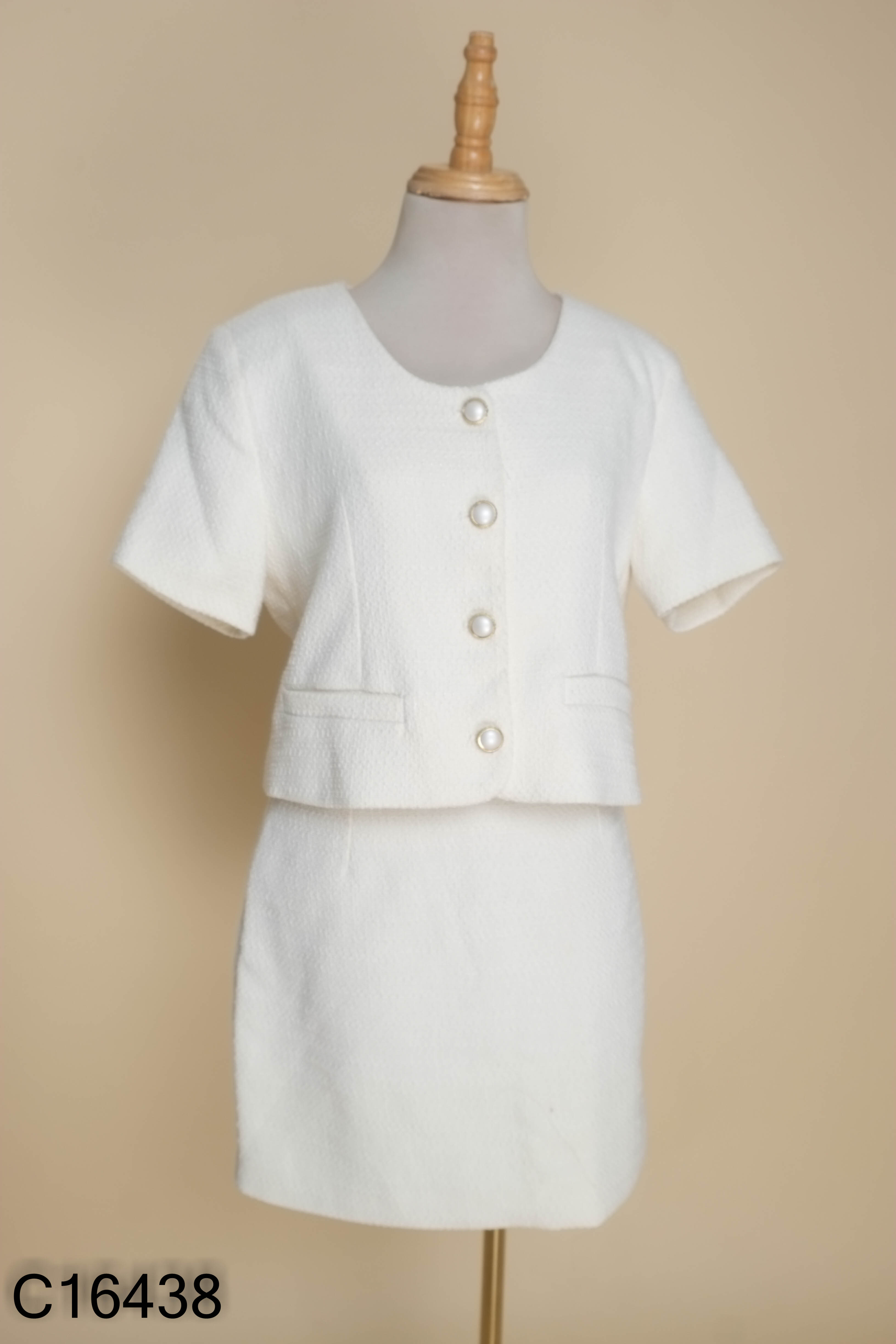 Set áo khoác + chân váy trắng