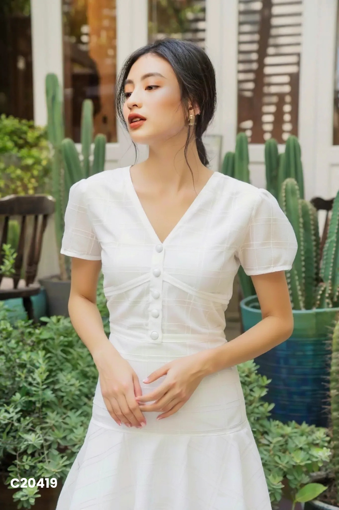 Váy trắng AMBER SAIGON phối cúc cổ V