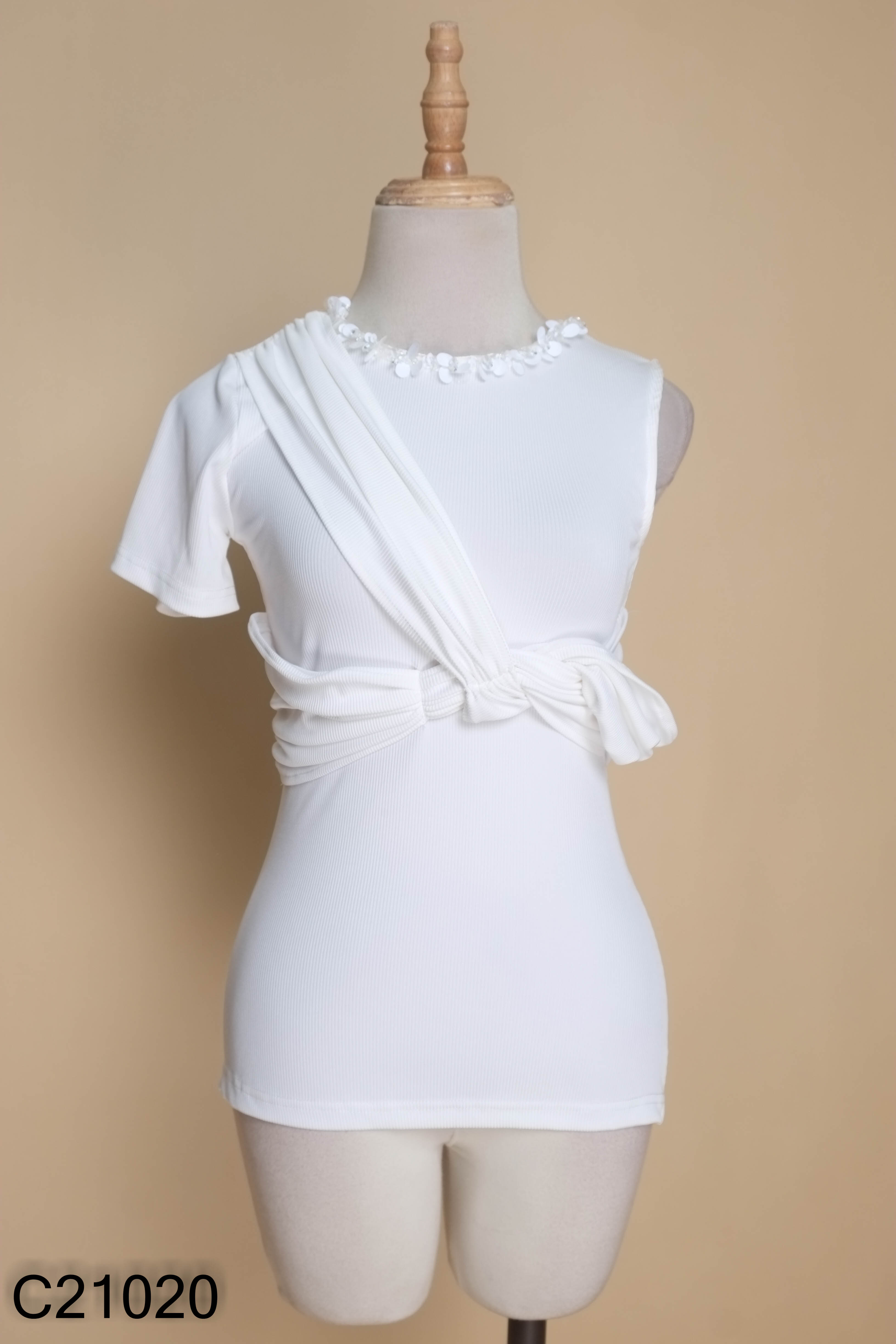 Áo CURVYQ trắng cổ đính đá