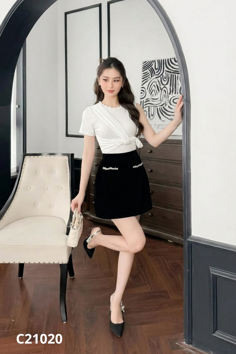 Áo CURVYQ trắng cổ đính đá
