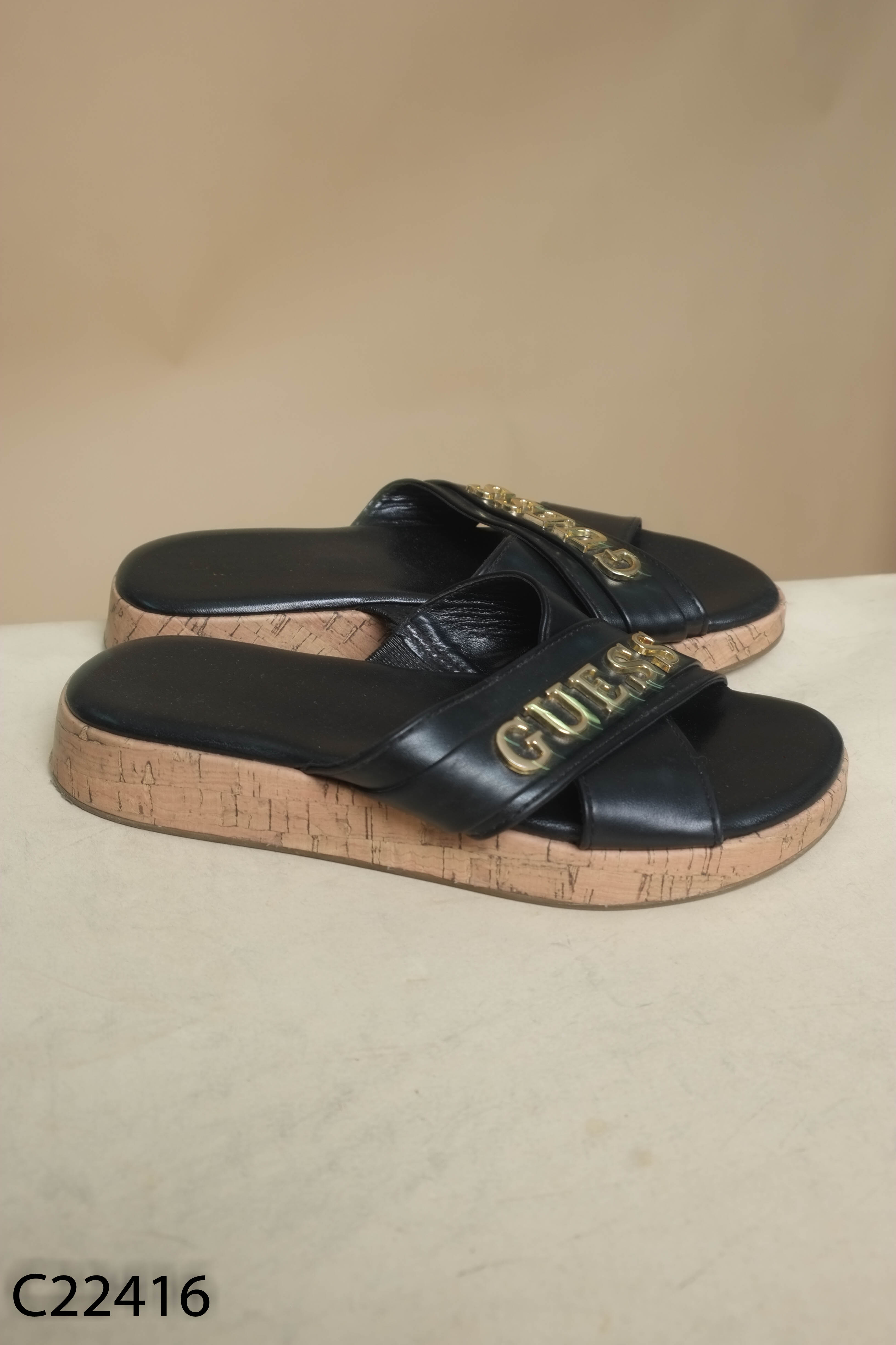 Dép đen vạt chéo GUESS