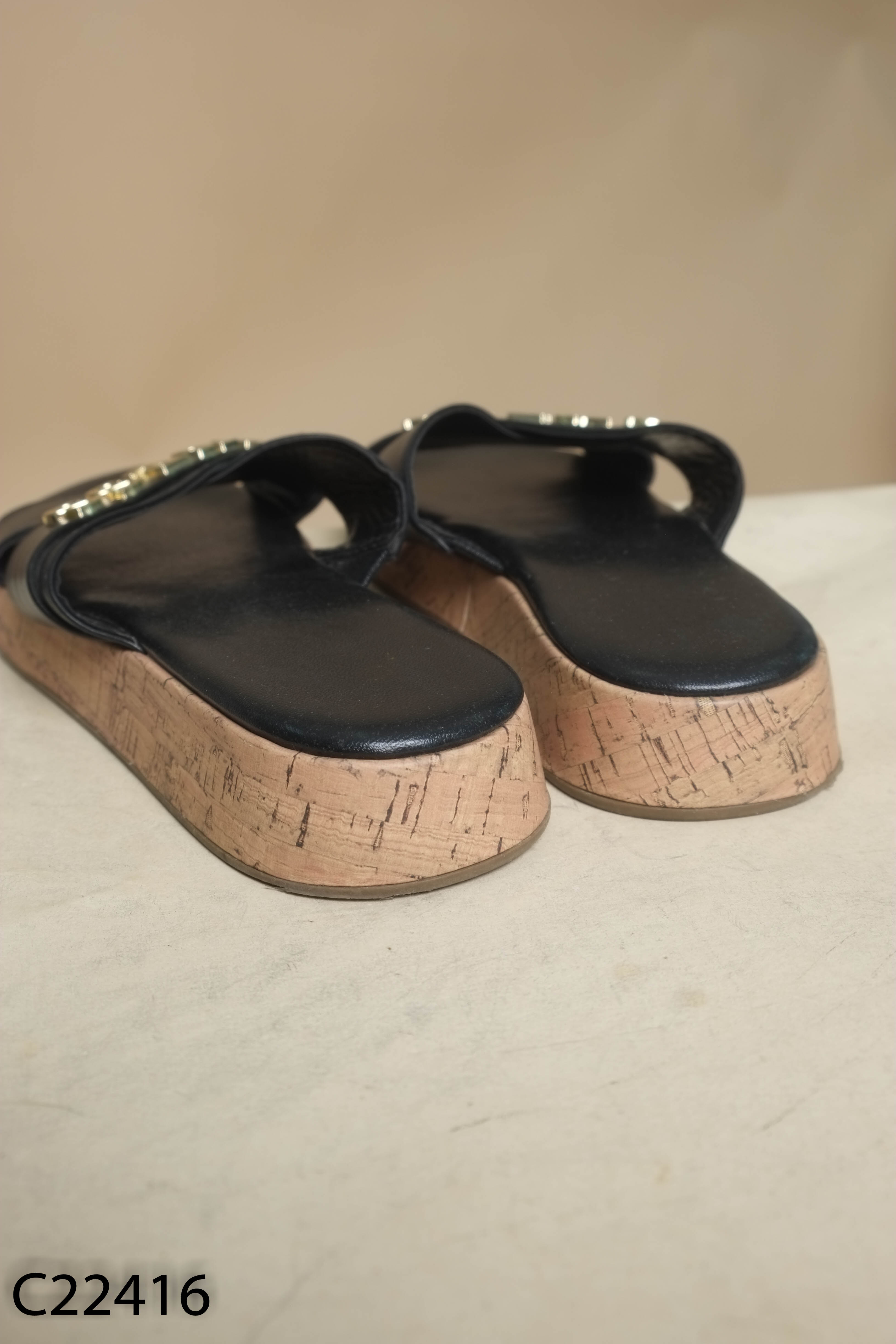 Dép đen vạt chéo GUESS