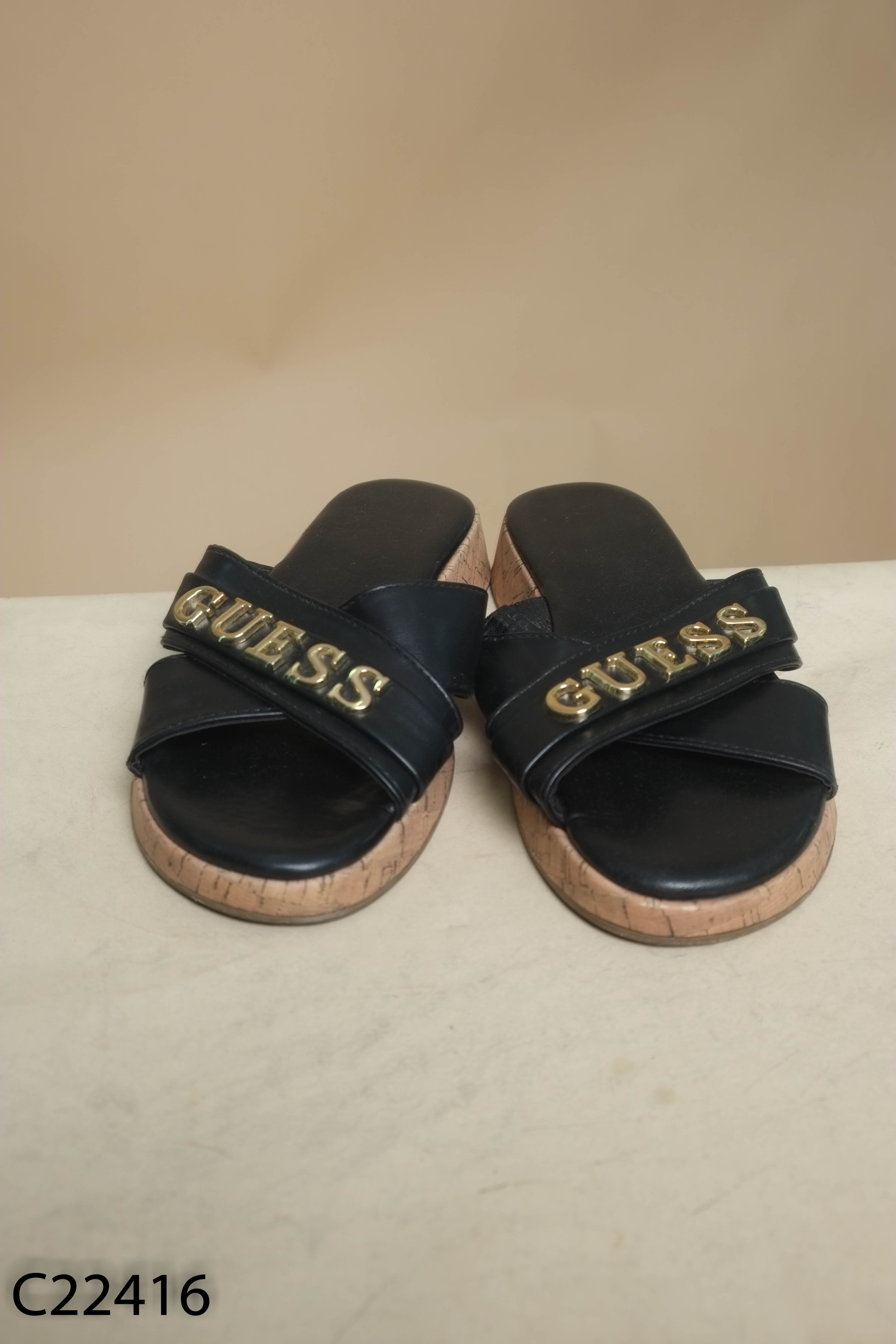 Dép đen vạt chéo GUESS