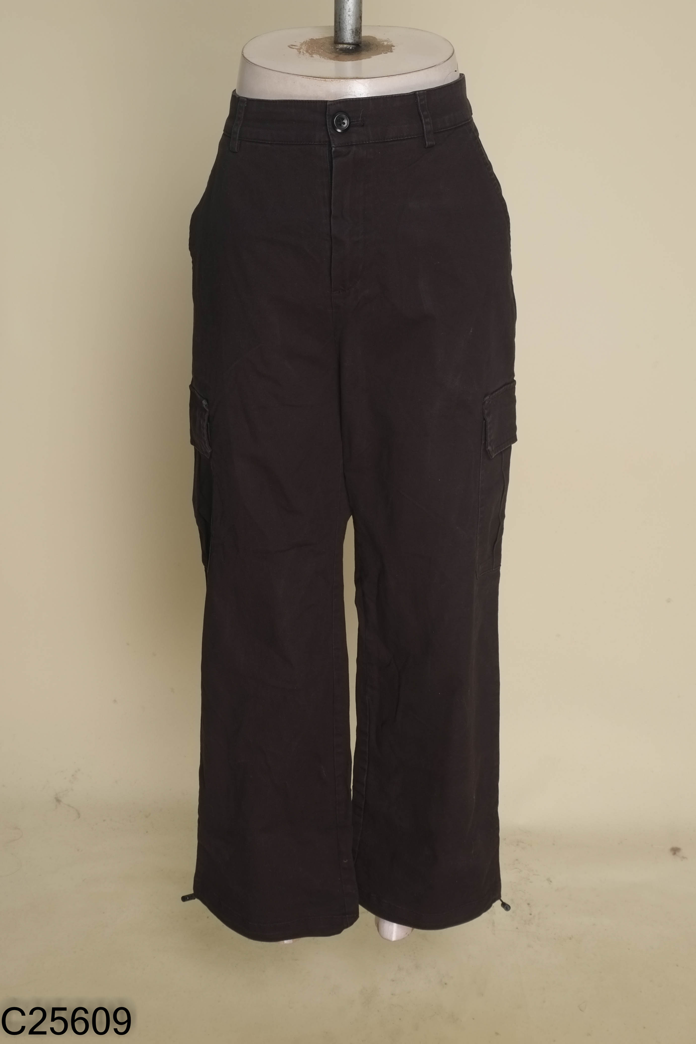 Quần kaki đen phối túi hộp