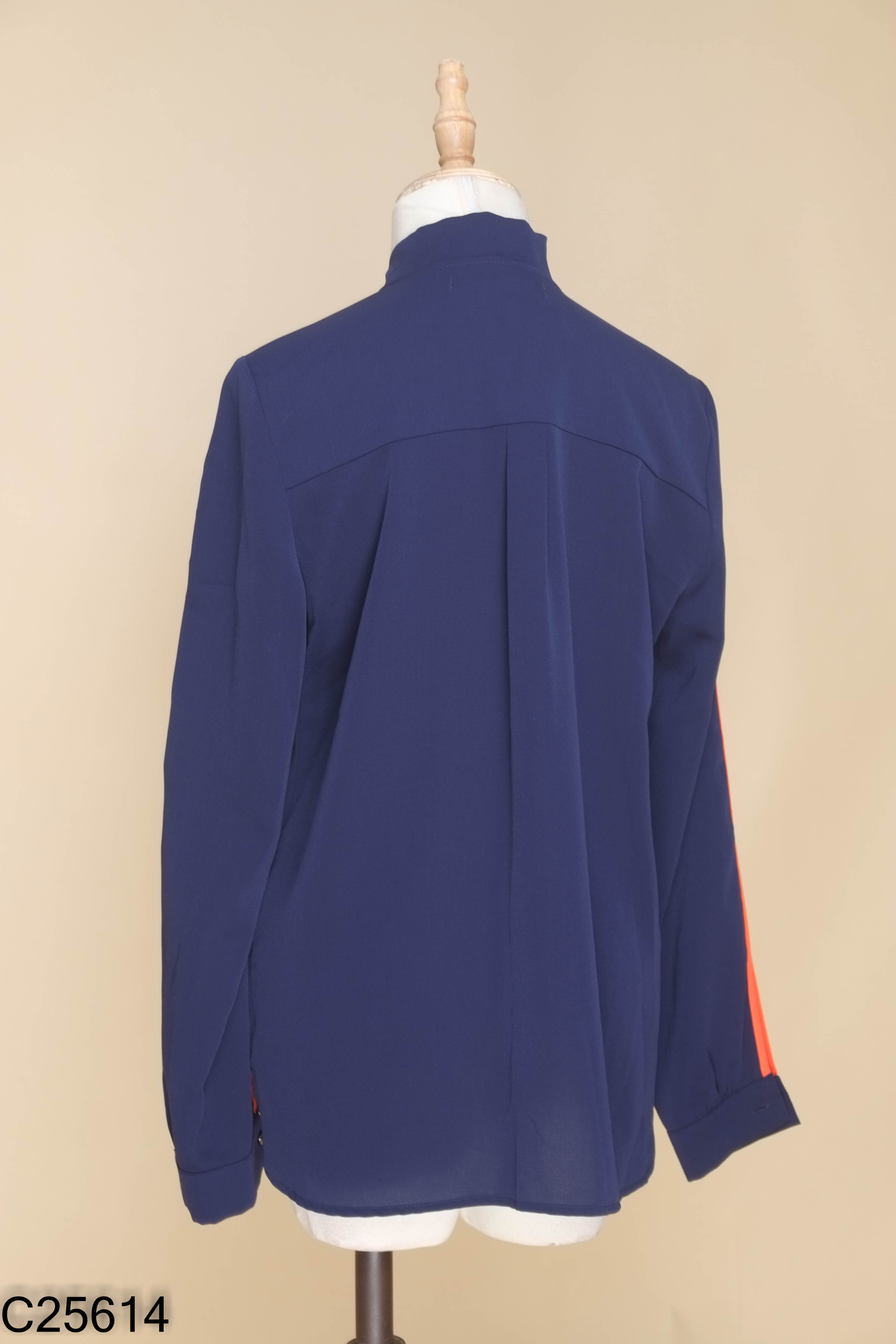 Áo IVY MODA xanh than viền cam