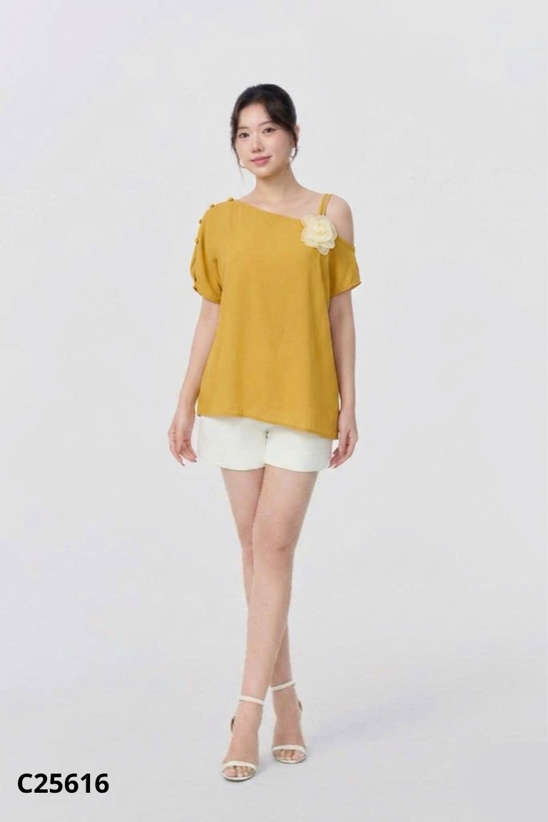Áo vàng NEM gắn hoa phối vai chéo