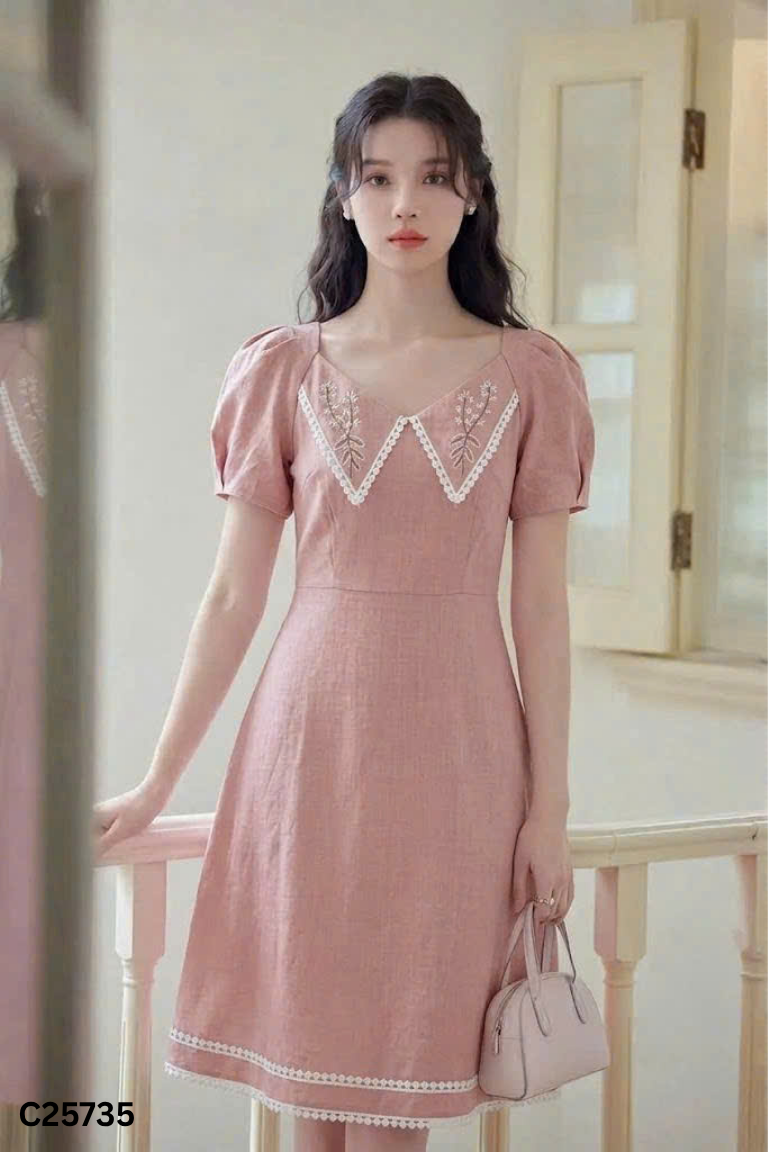 Váy hồng CHAT cổ thêu hoa ren