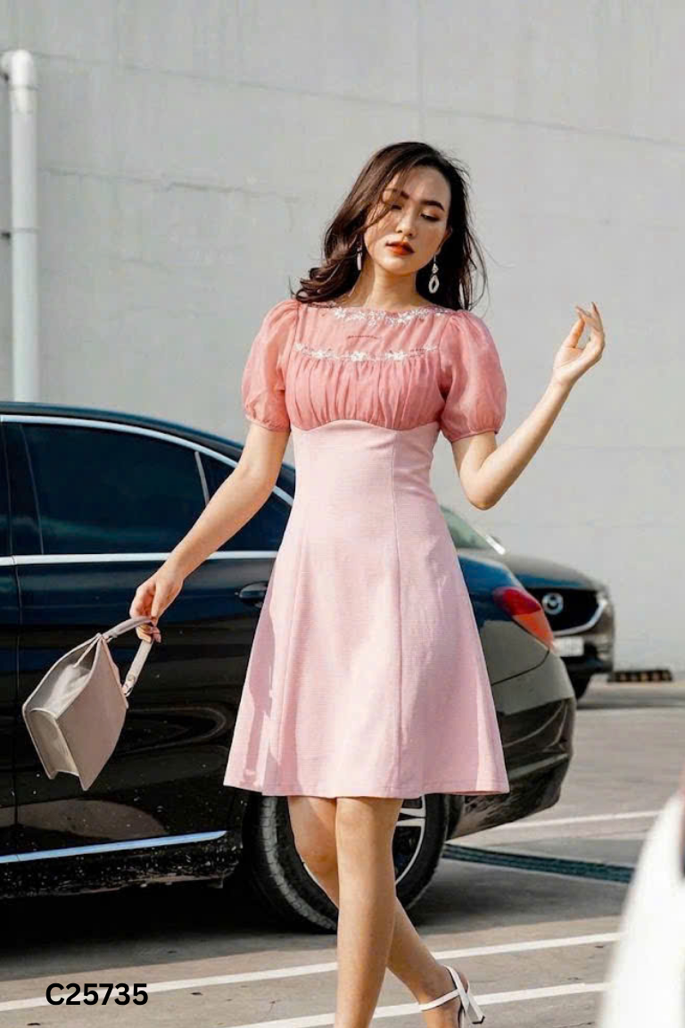 Váy hồng phối voan thêu hoa