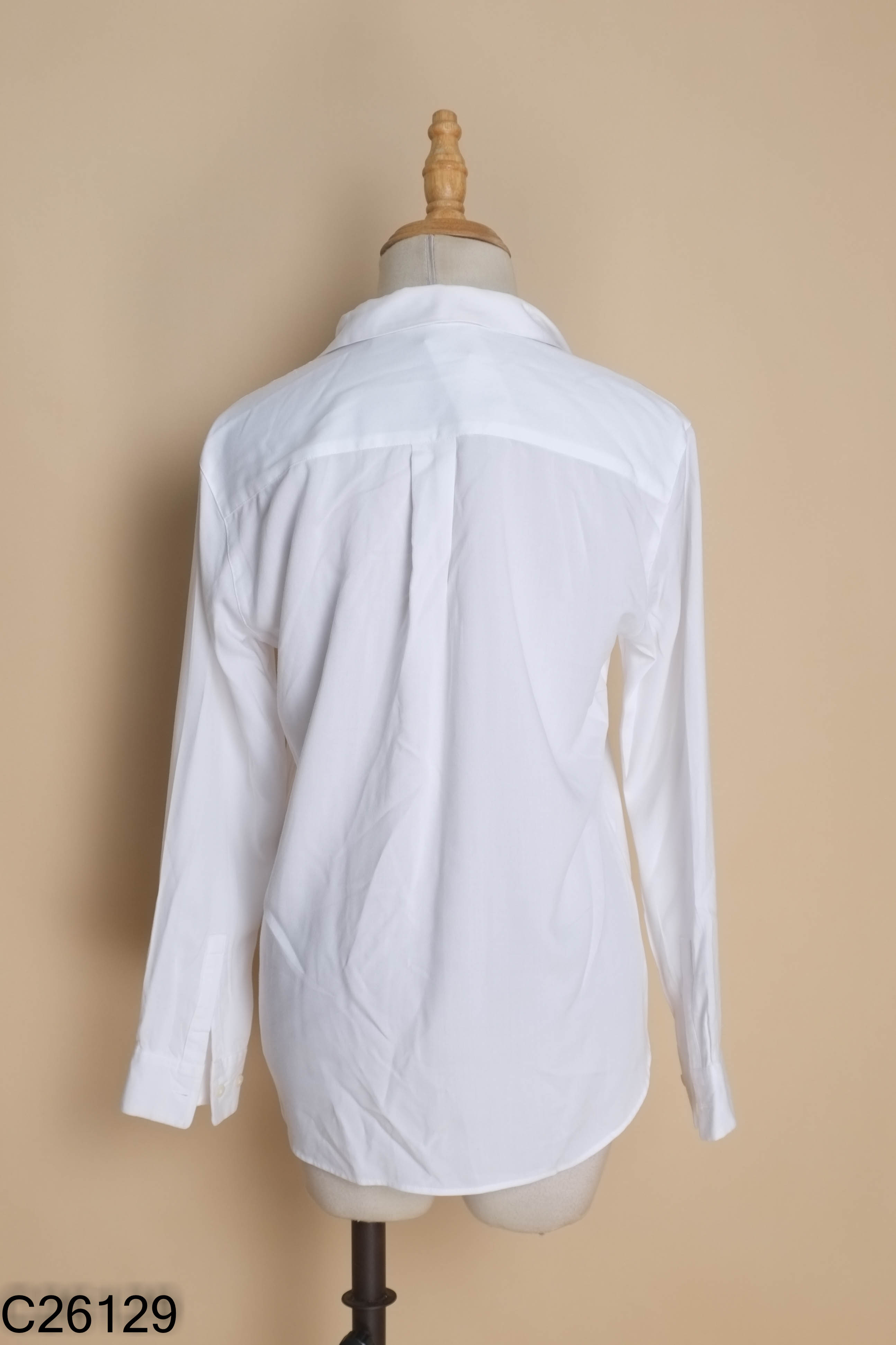 Áo UNIQLO sơ mi trắng