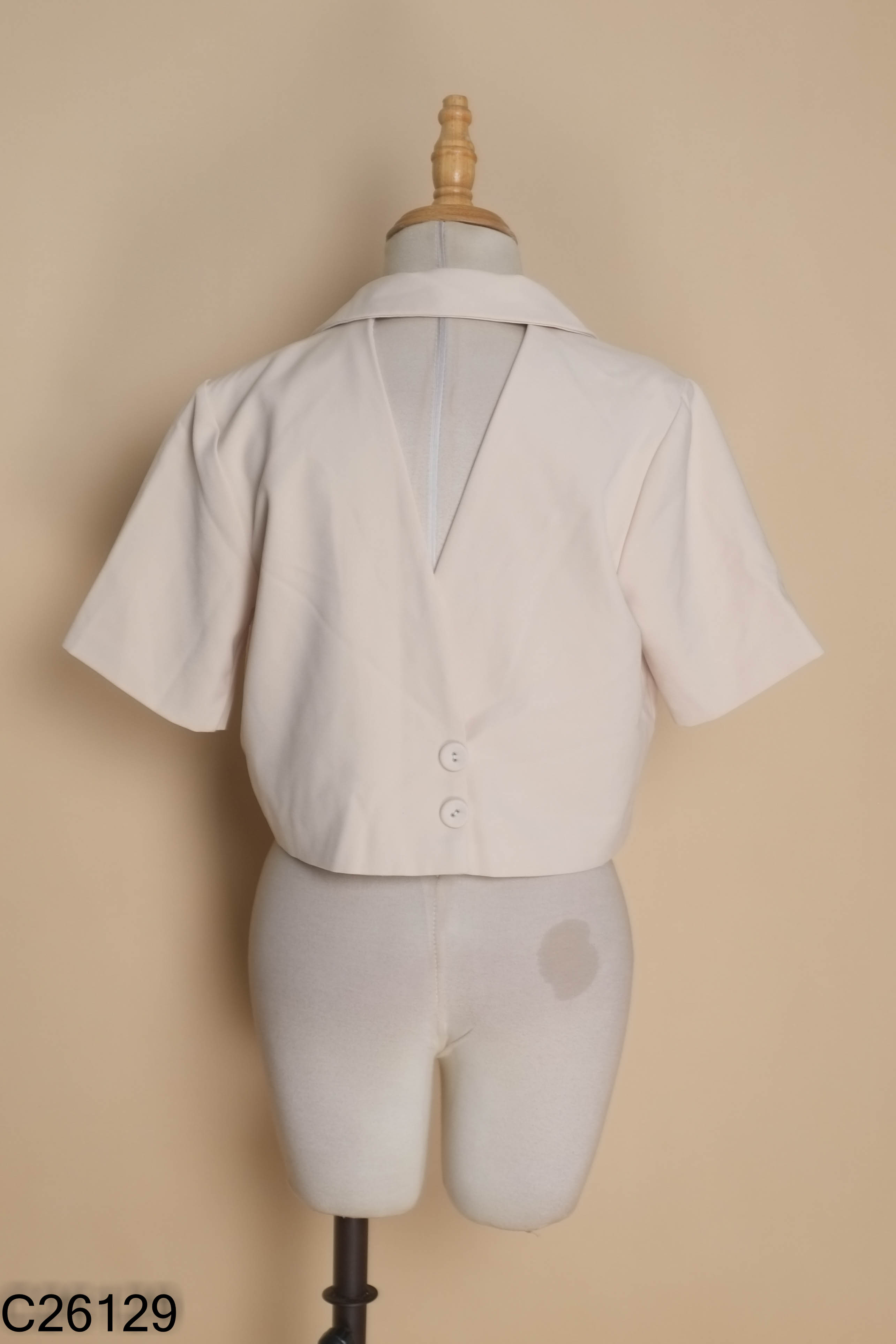 Áo VELJA be cổ vest có đệm vai
