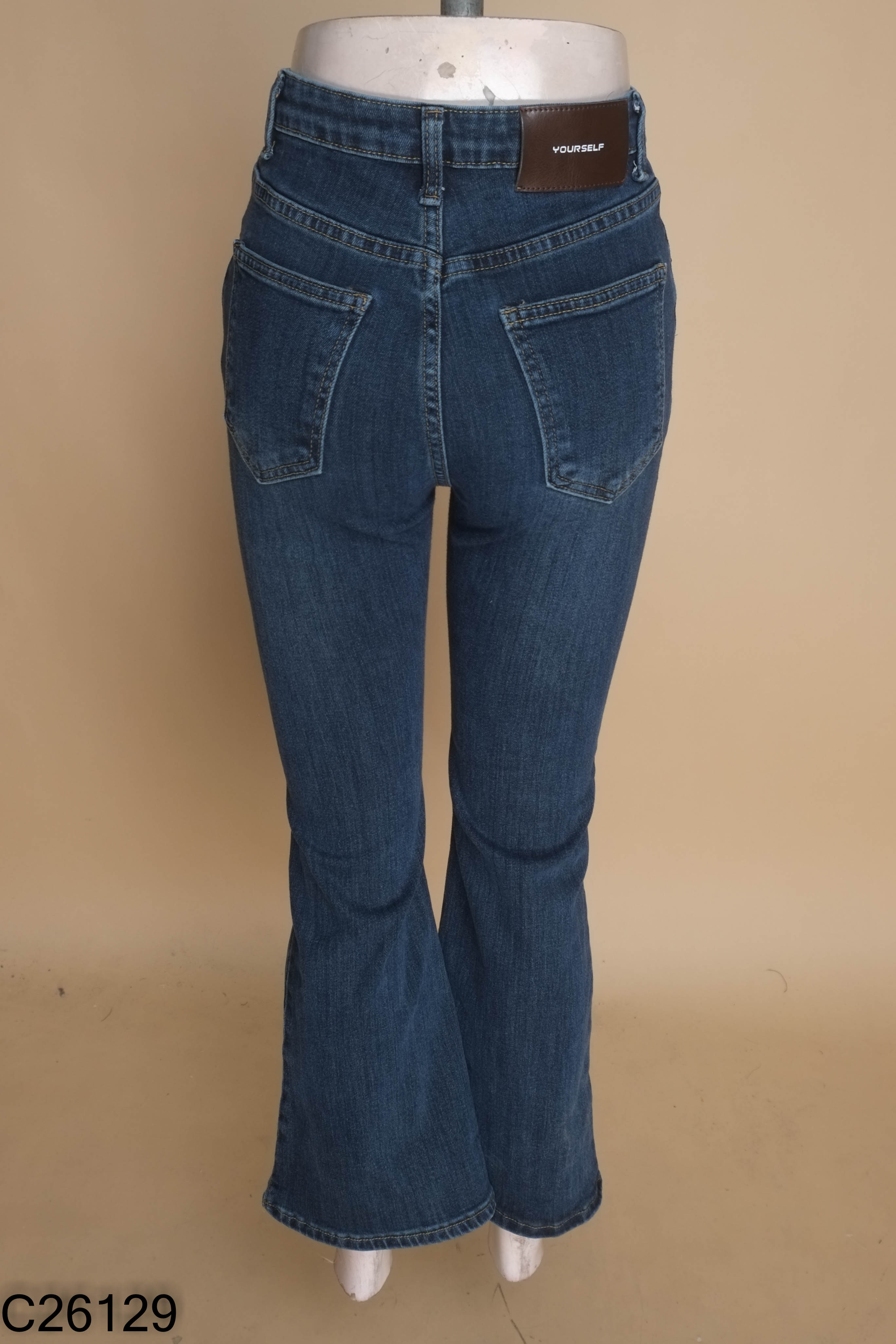 Quần jeans xanh ống loe