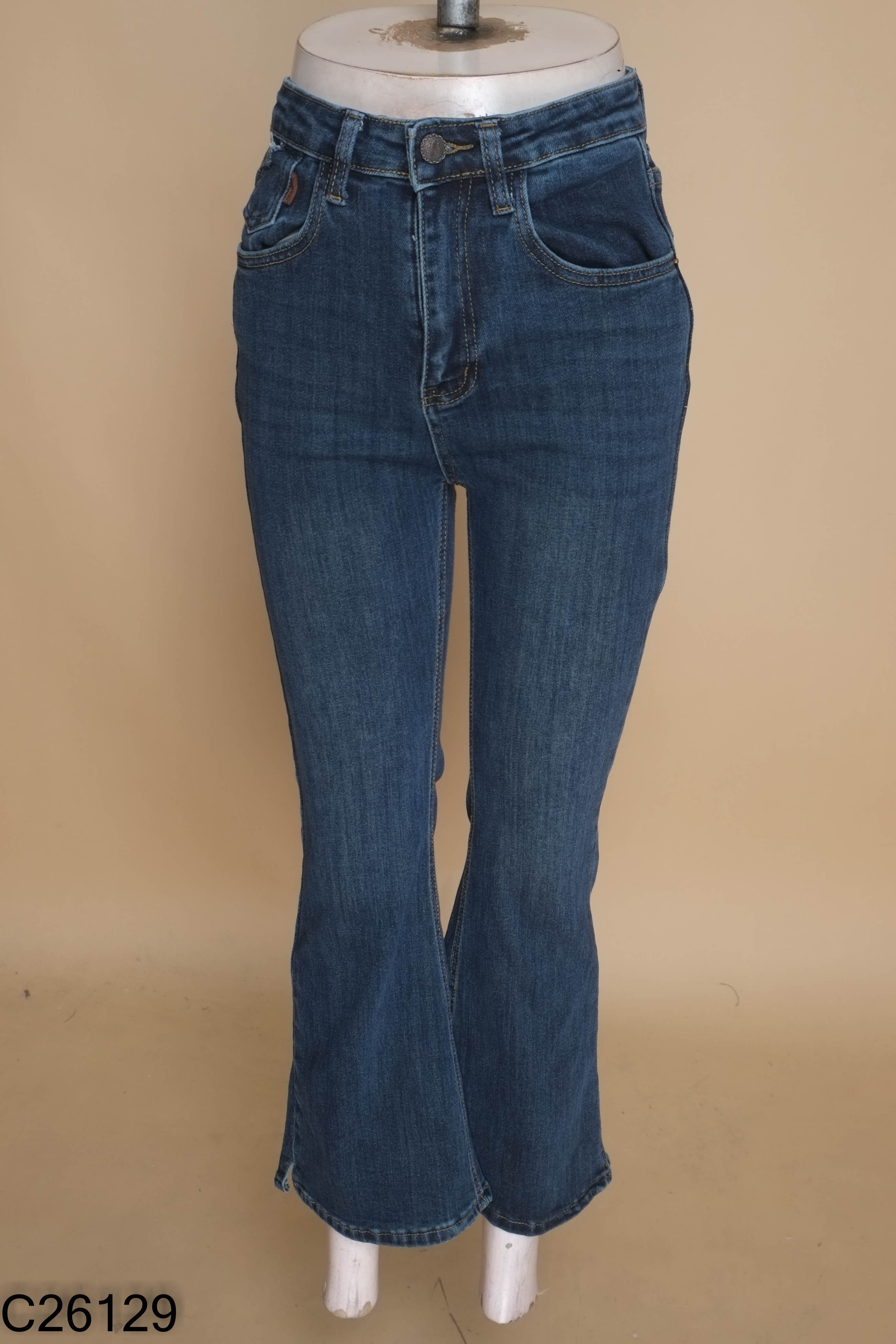 Quần jeans xanh ống loe