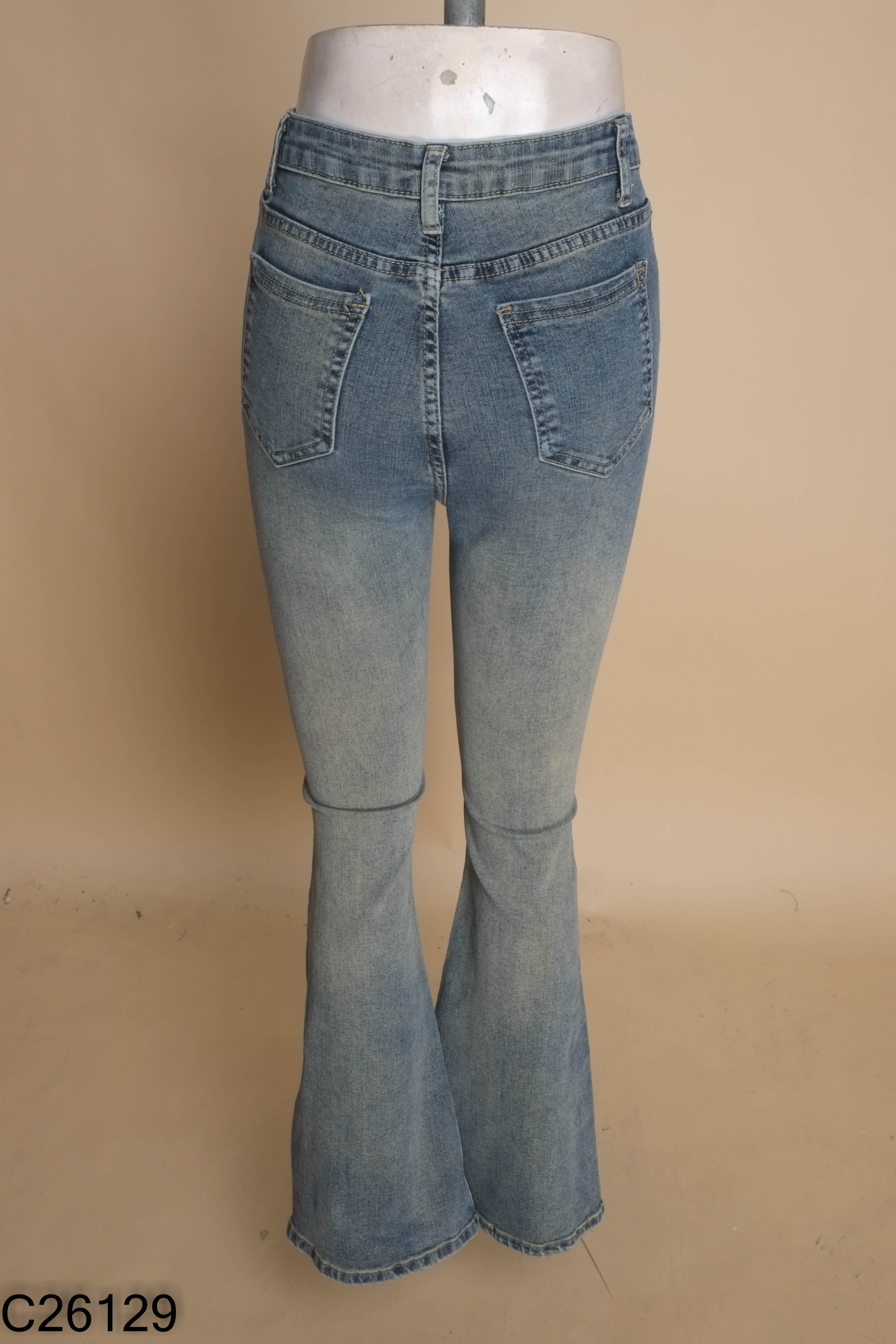 Quần jeans xanh đính đá