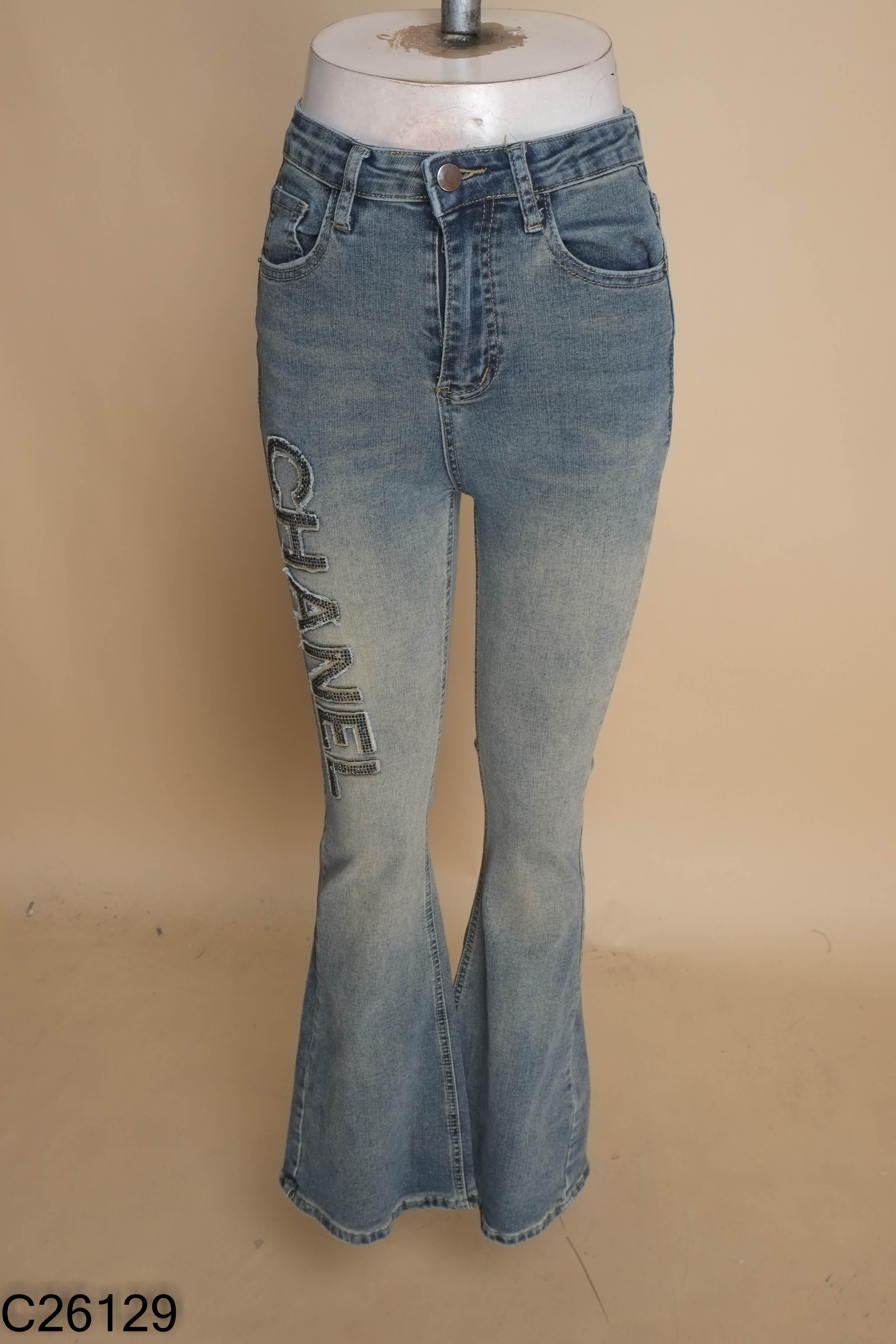 Quần jeans xanh đính đá