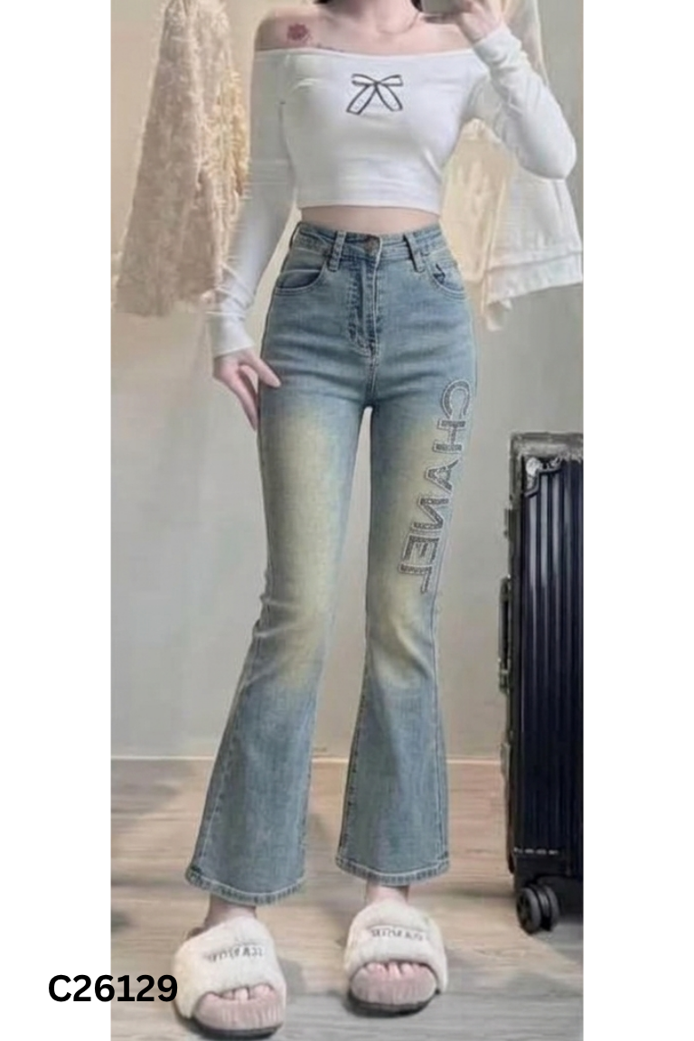 Quần jeans xanh đính đá