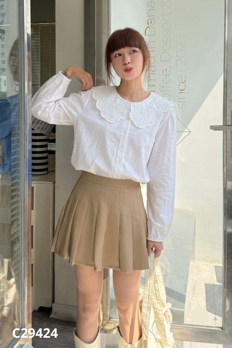 Áo trắng cổ sen thêu hoa