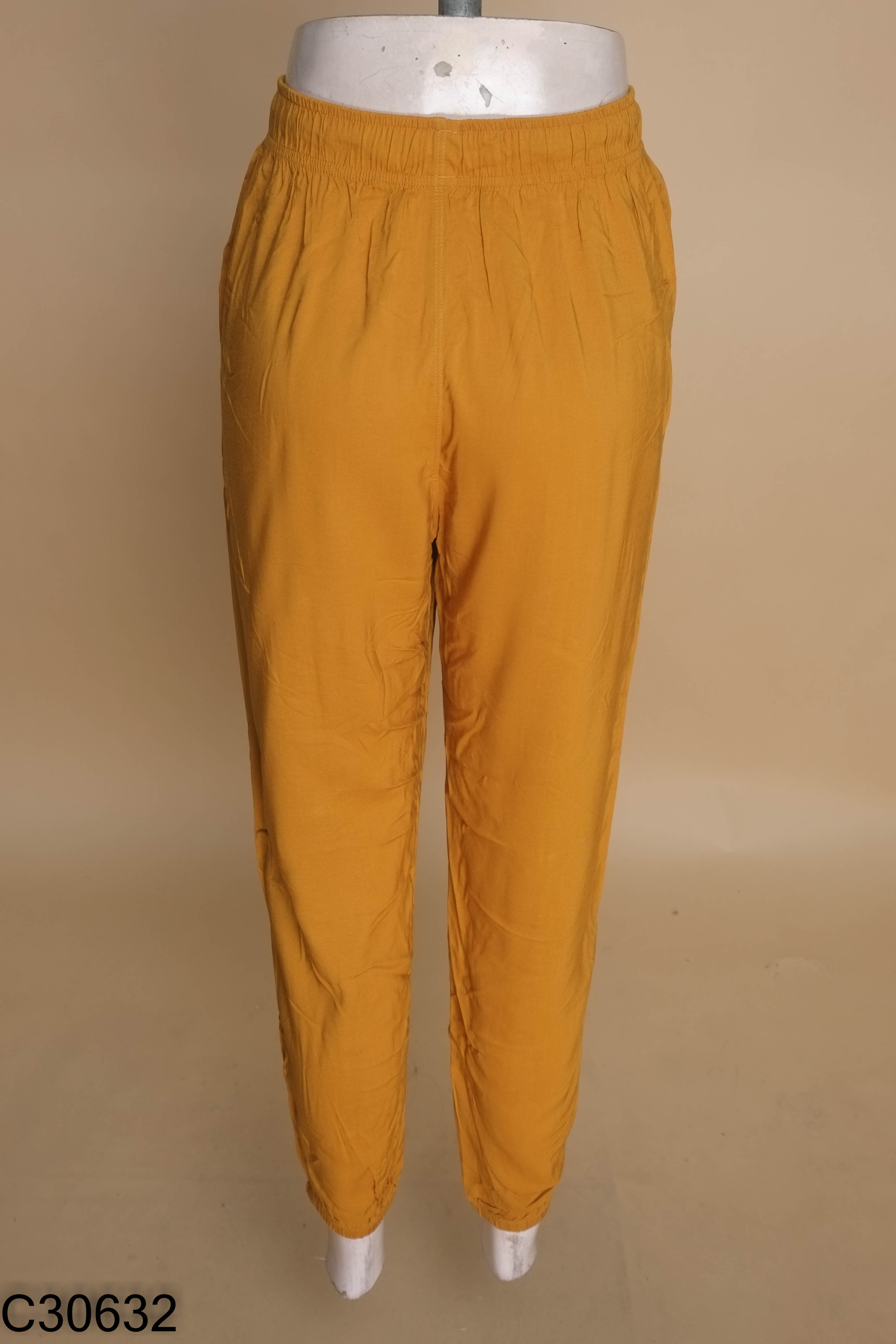 Quần UNIQLO nâu trơn