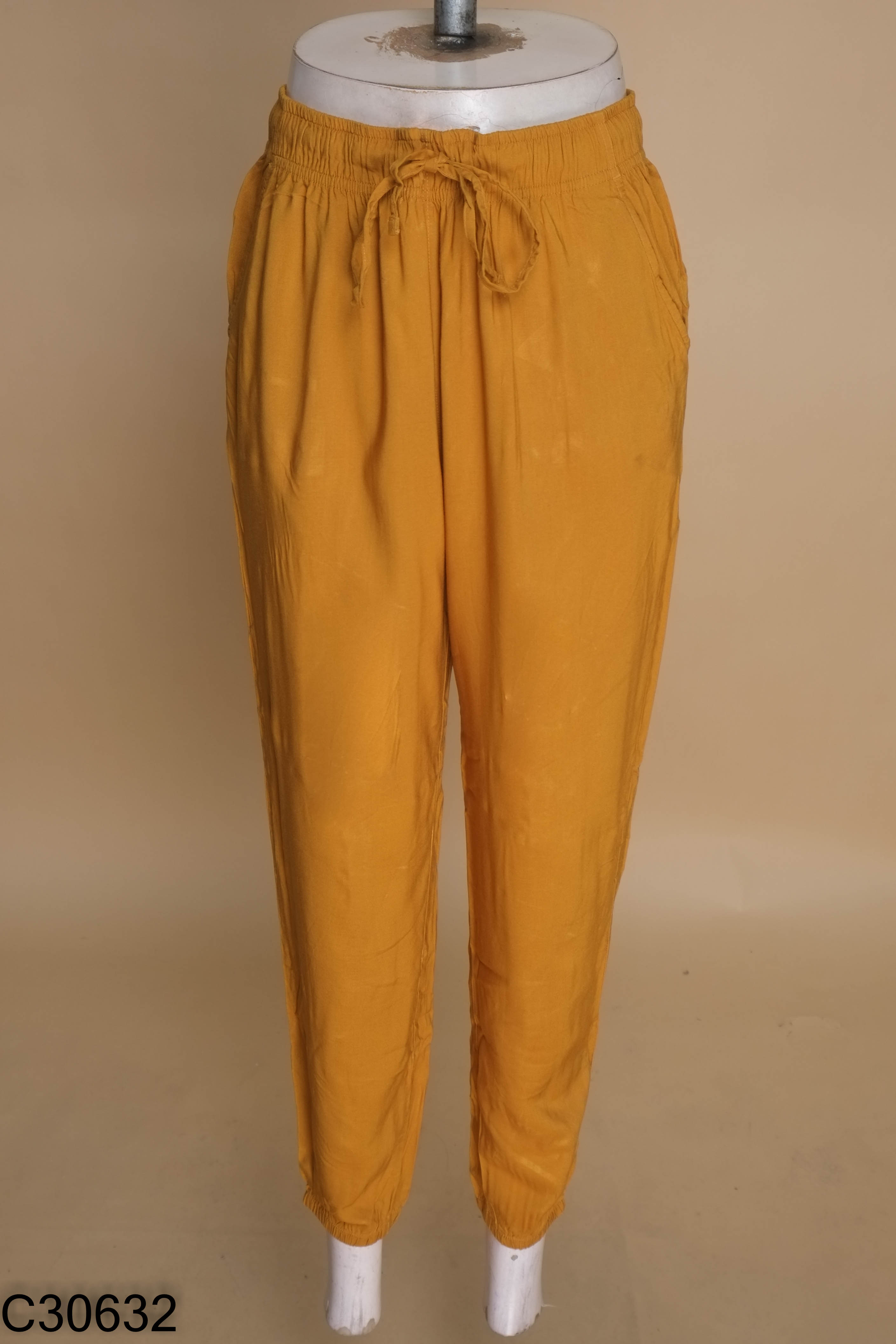 Quần UNIQLO nâu trơn