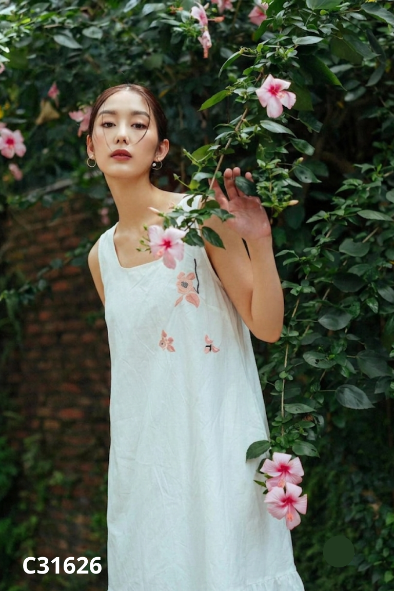 NEWTAG Váy trắng MAISON LONG thêu hoa