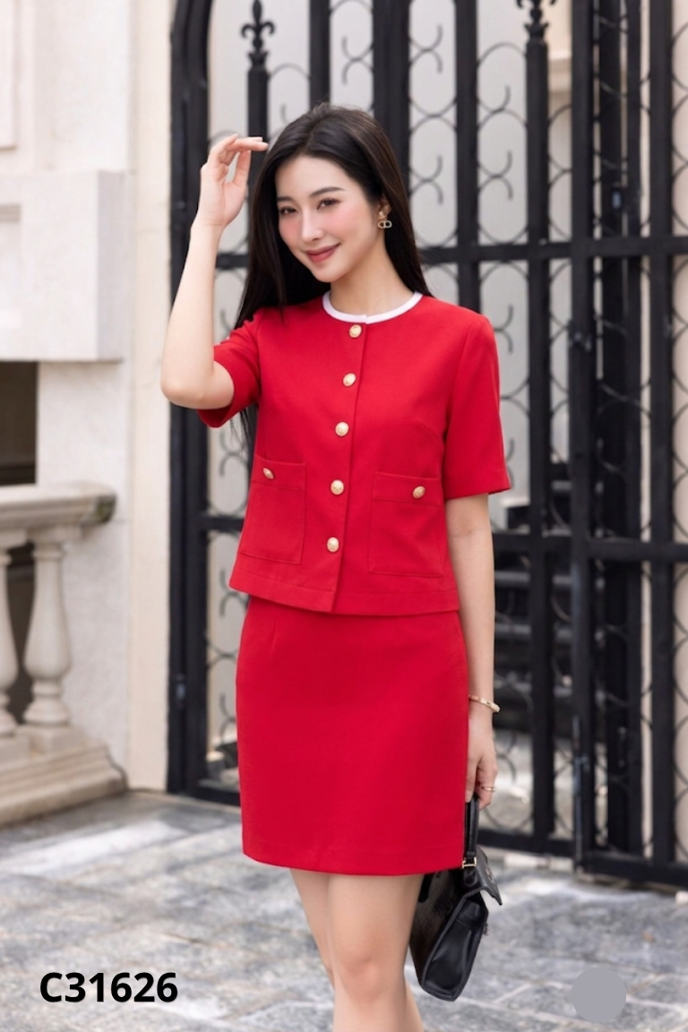 Áo đỏ phối cúc vàng