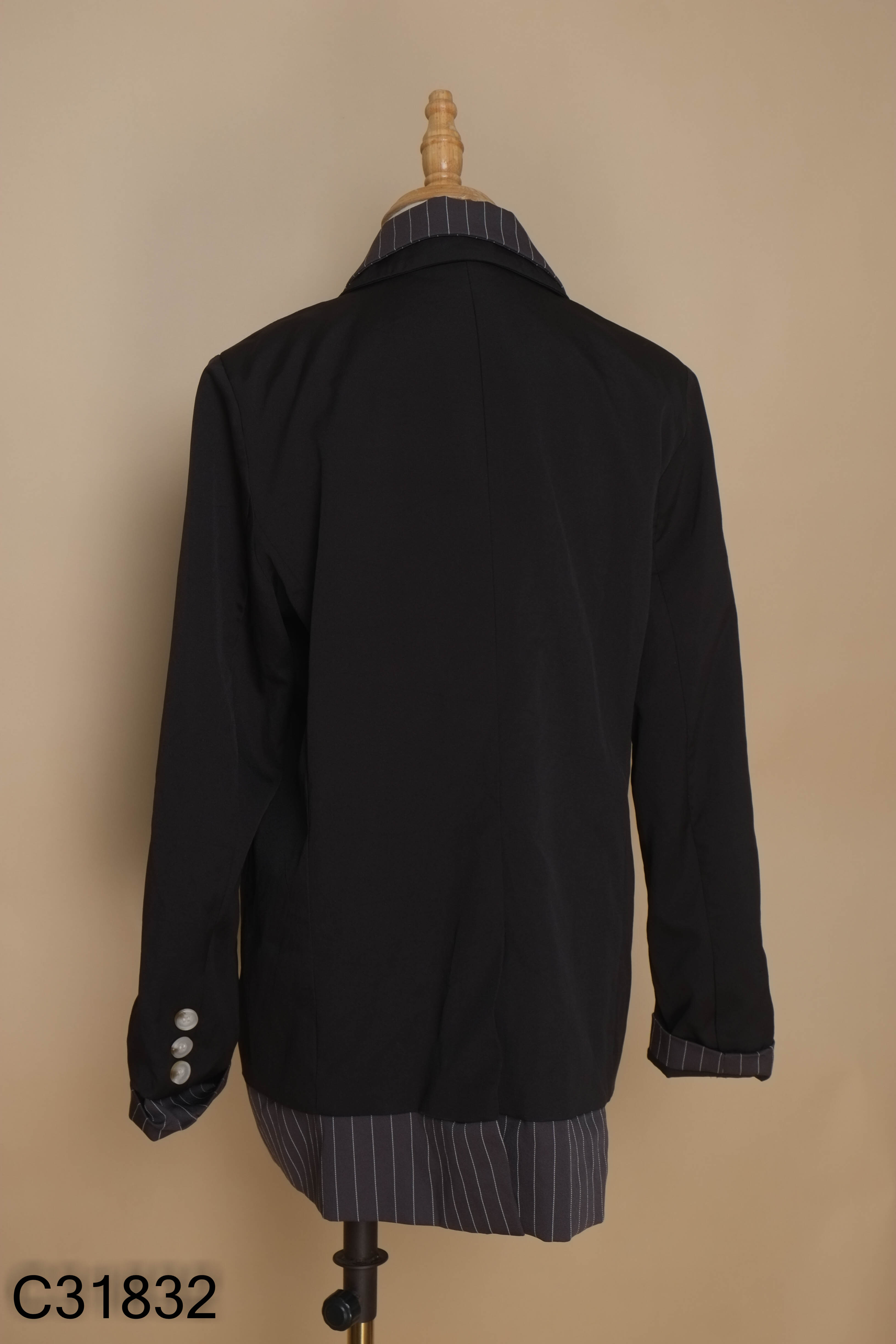 Áo blazer đen mix kẻ