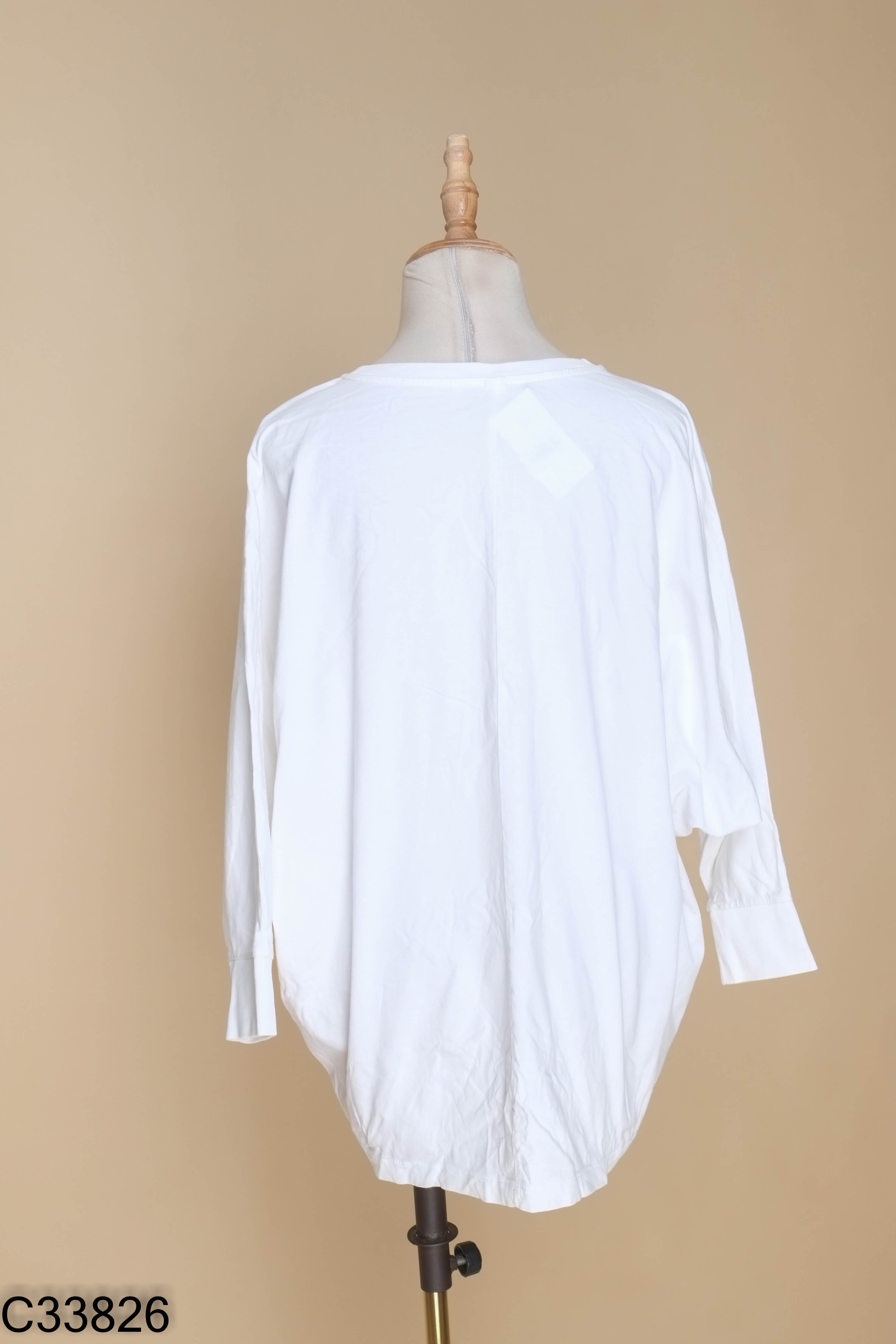 Áo UNIQLO trắng tay dơi